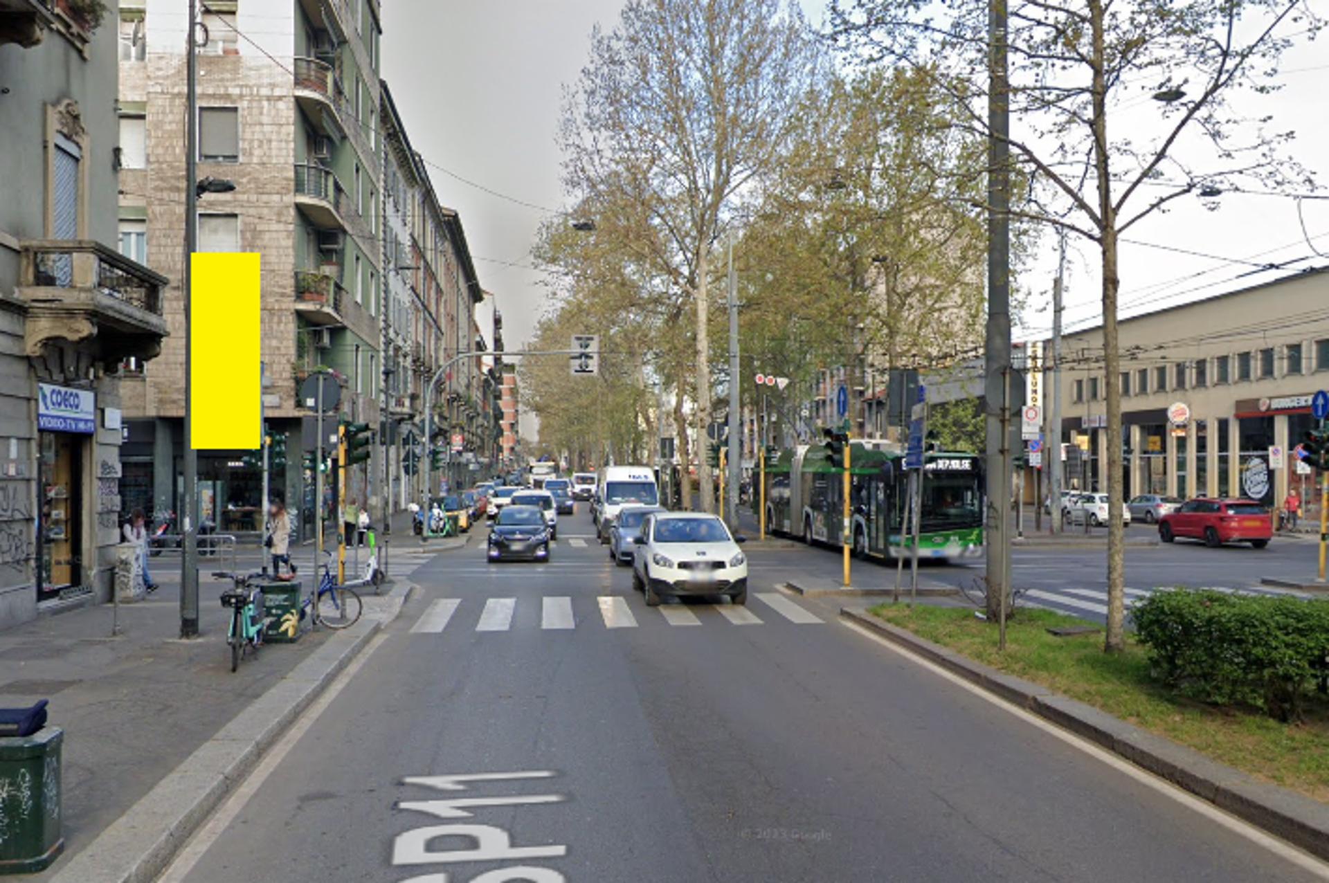 Impianto VERTICAL BANNER a Milano, in zona La Piadineria