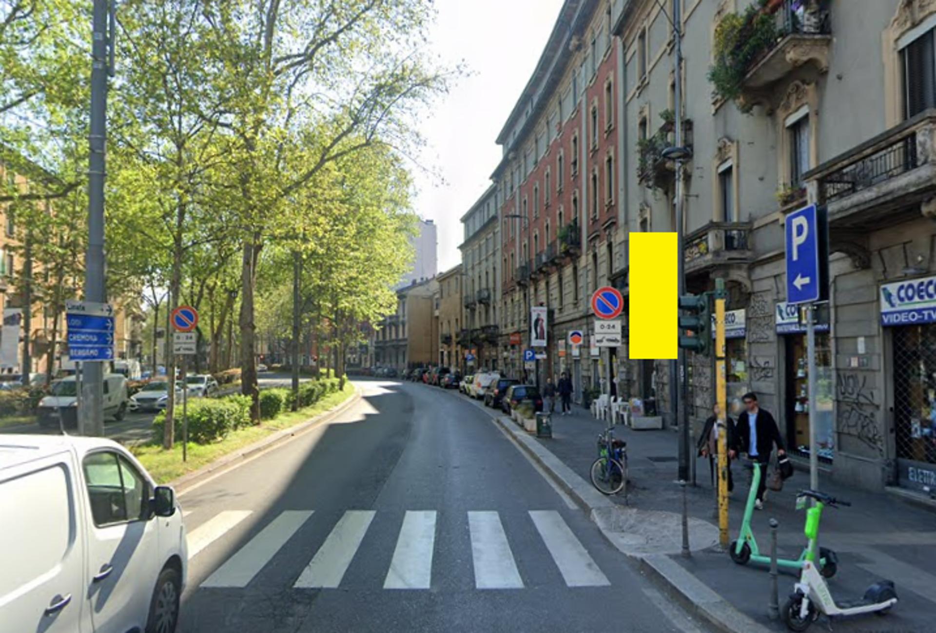 Impianto VERTICAL BANNER a Milano, in zona La Piadineria