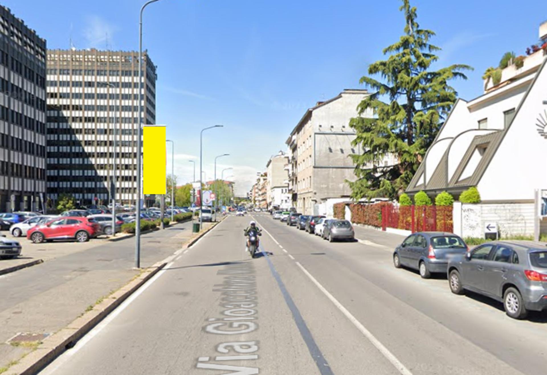 Impianto VERTICAL BANNER a Milano, in zona Murat 8