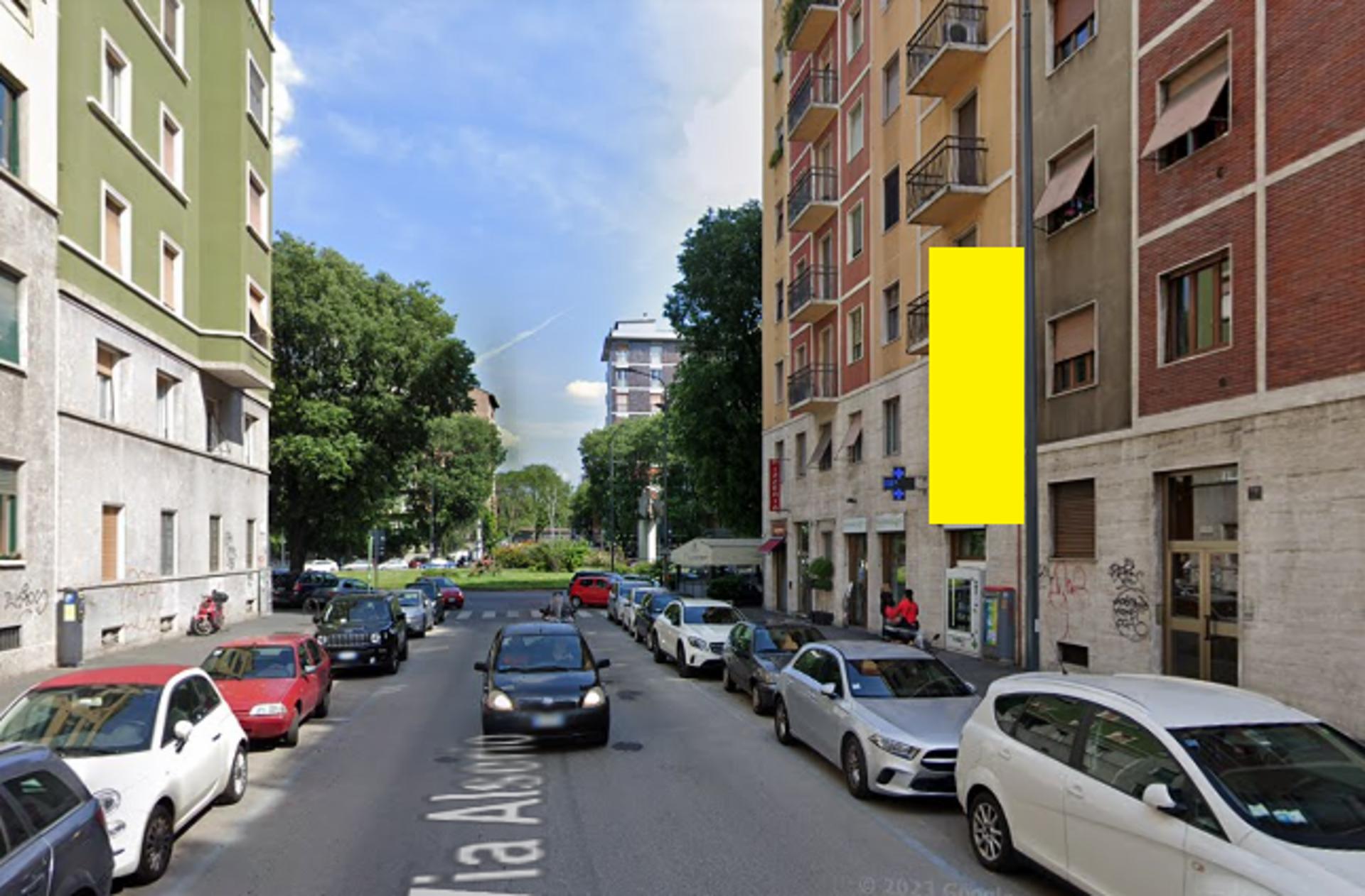 Impianto VERTICAL BANNER a Milano, in zona Ristorante Pizzeria Segrino