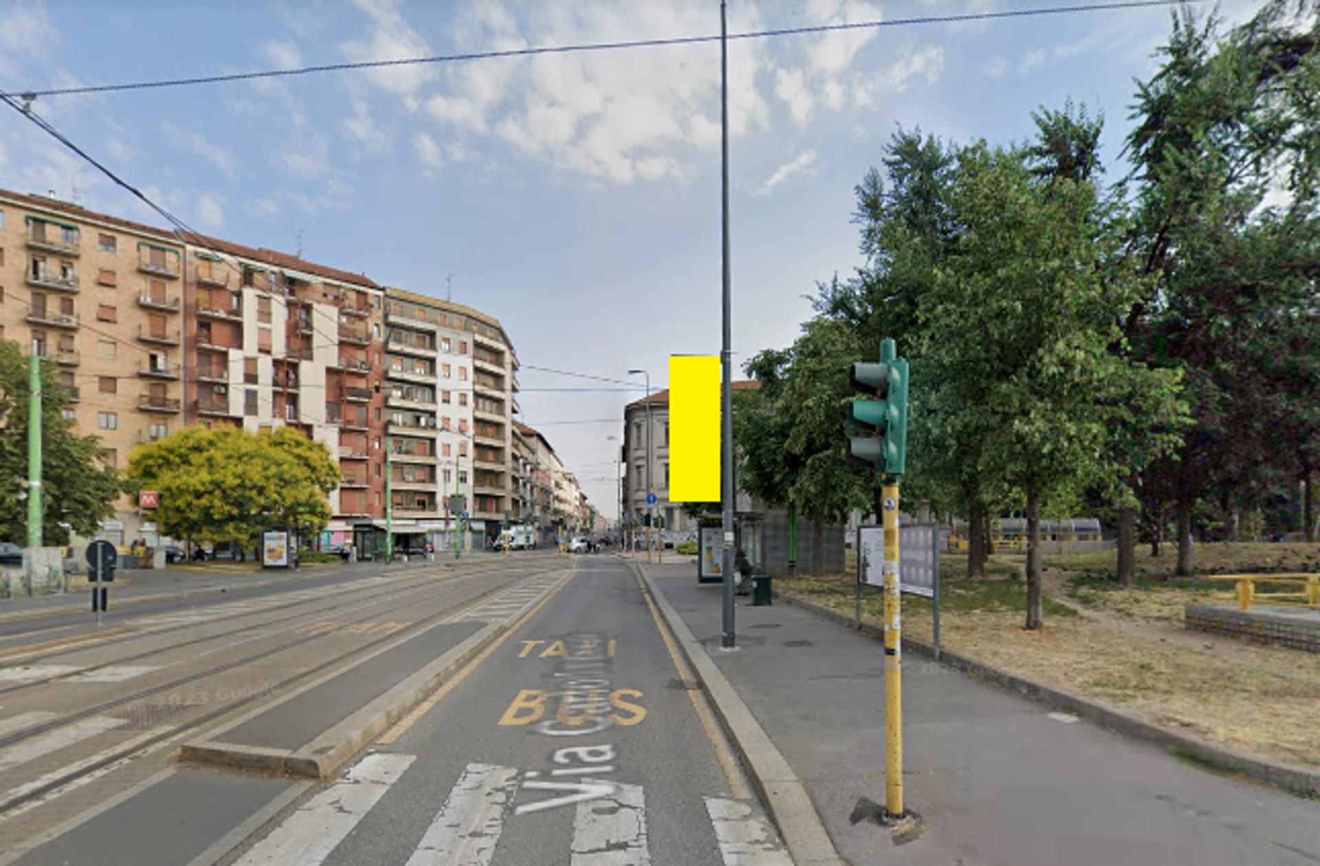 Impianto VERTICAL BANNER a Milano, in zona Mega Market Latinoamericano