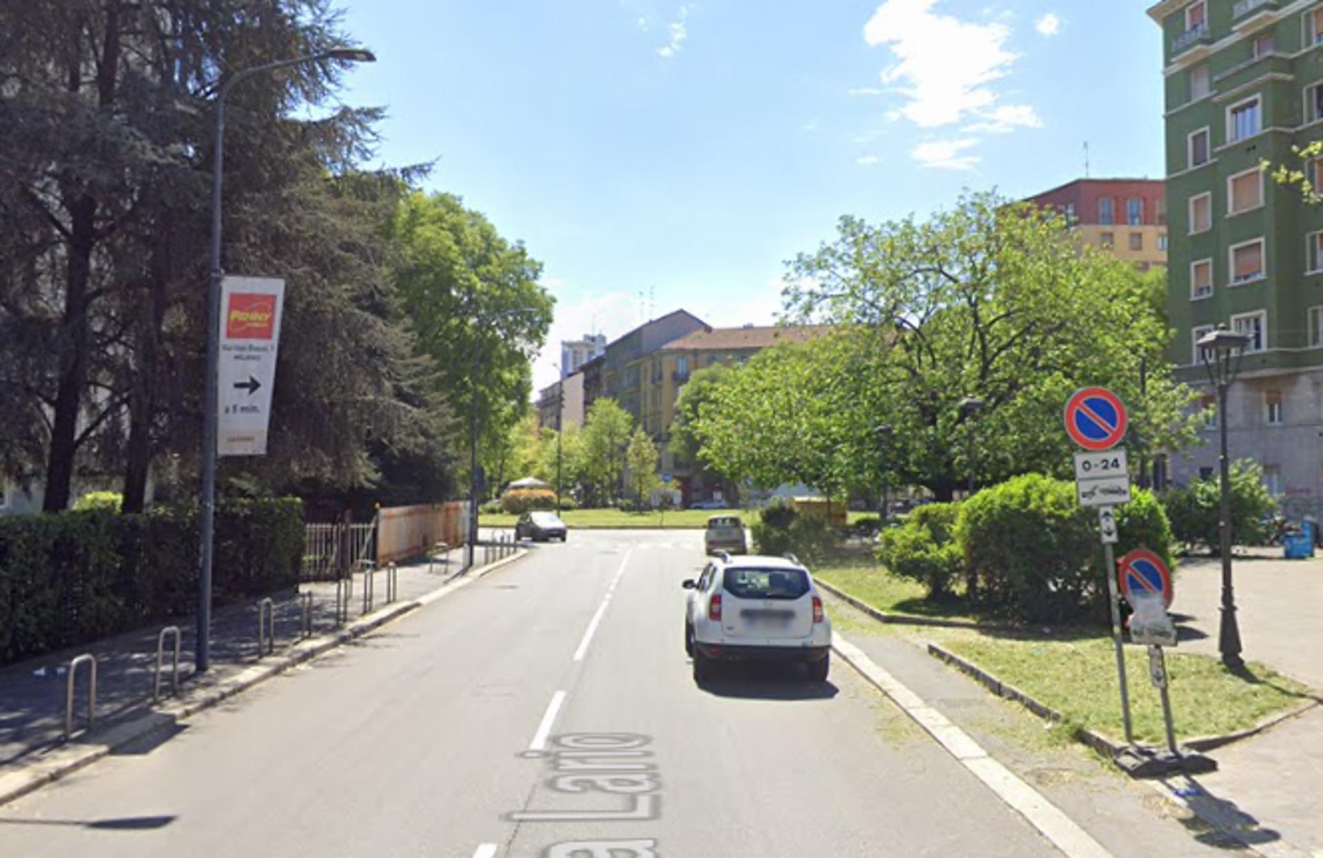 Impianto VERTICAL BANNER a Milano, in zona Live in Vintage