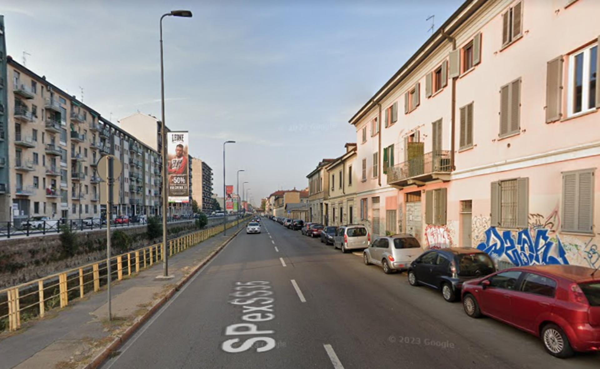 Impianto VERTICAL BANNER a Milano, in zona Antica Osteria del Mare