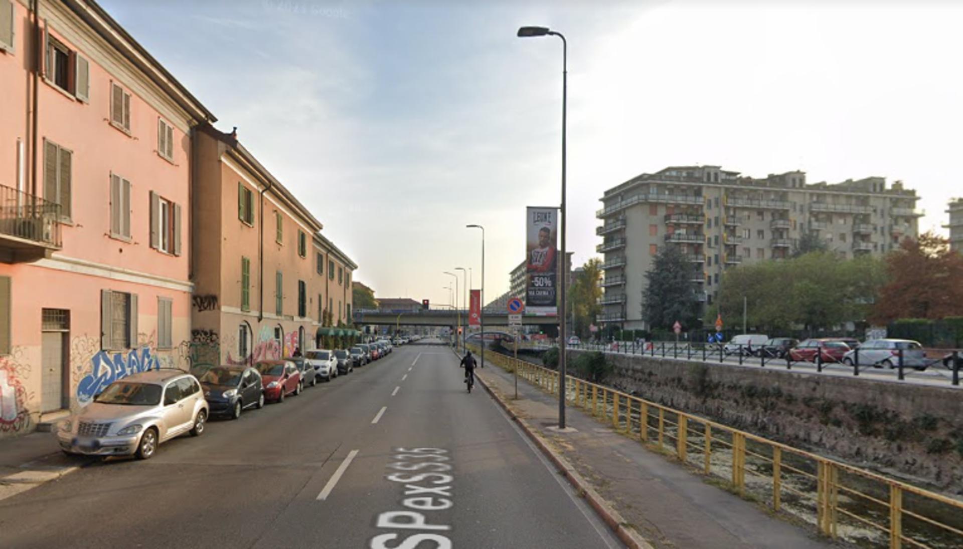 Impianto VERTICAL BANNER a Milano, in zona Antica Osteria del Mare