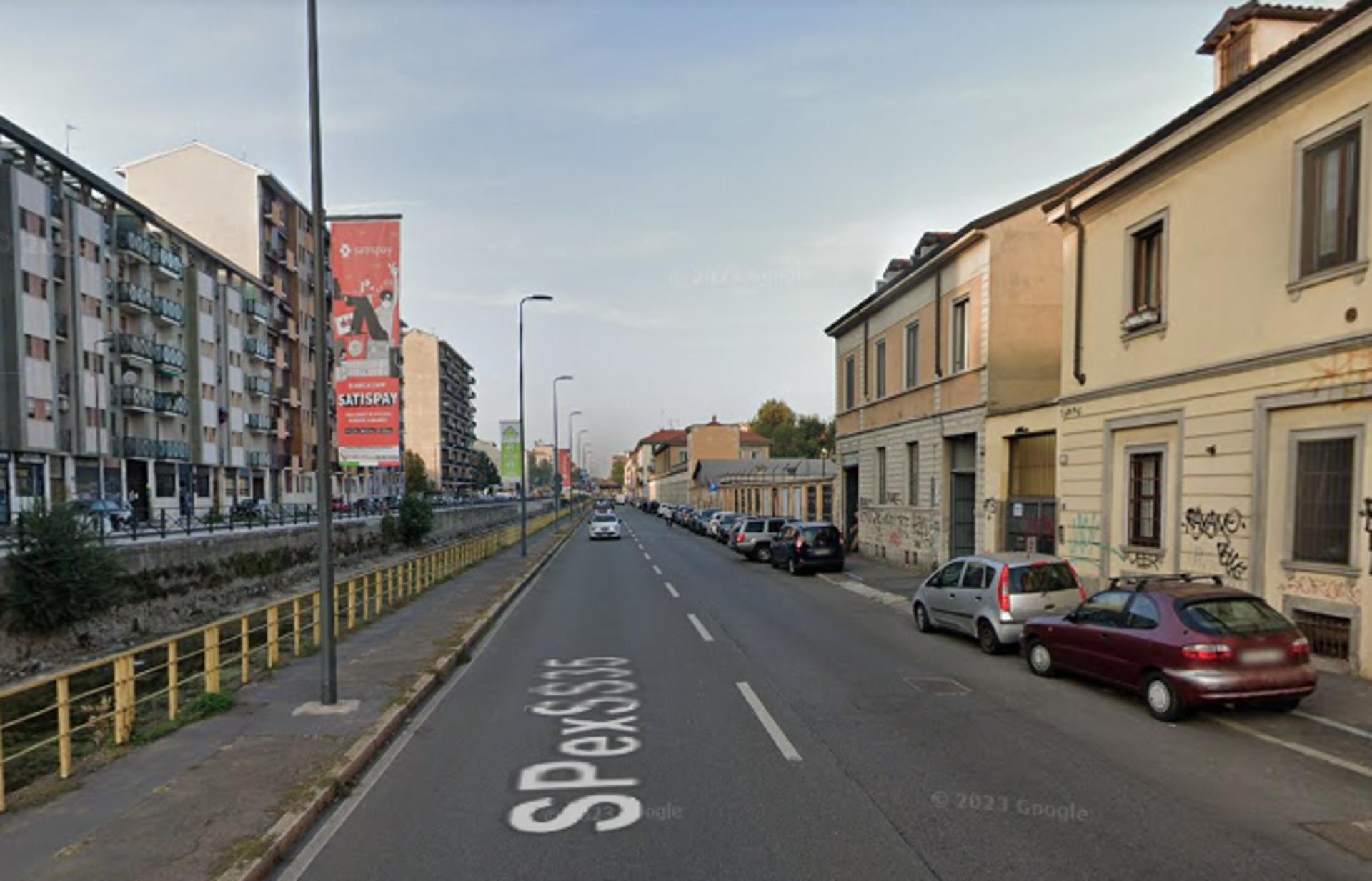Impianto VERTICAL BANNER a Milano, in zona Antica Osteria del Mare