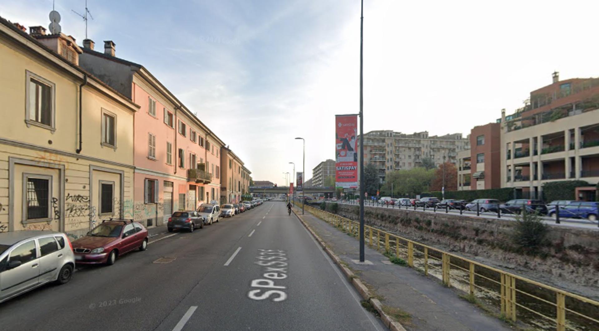 Impianto VERTICAL BANNER a Milano, in zona Antica Osteria del Mare