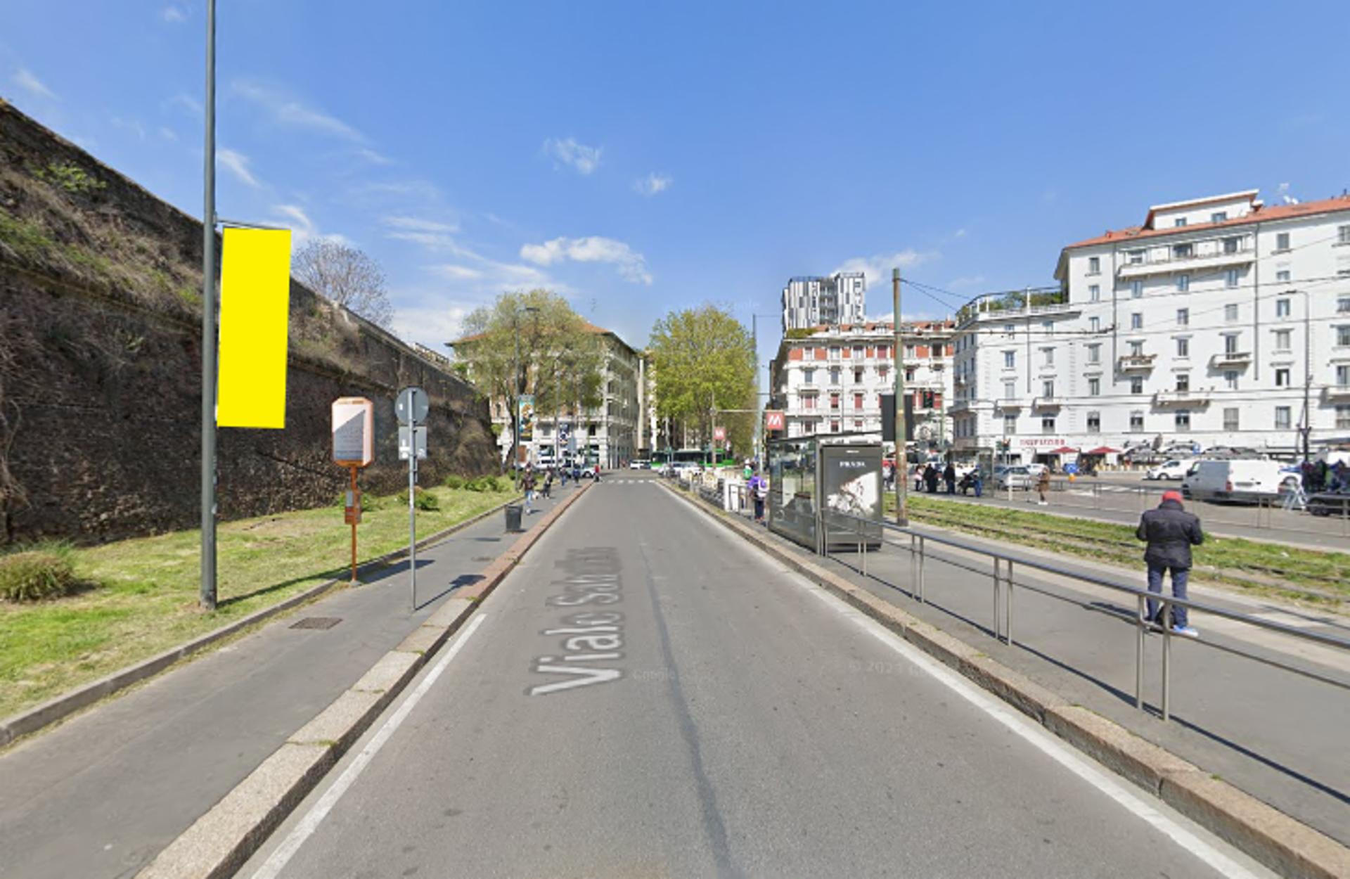 Impianto VERTICAL BANNER a Milano, in zona Alice pizza