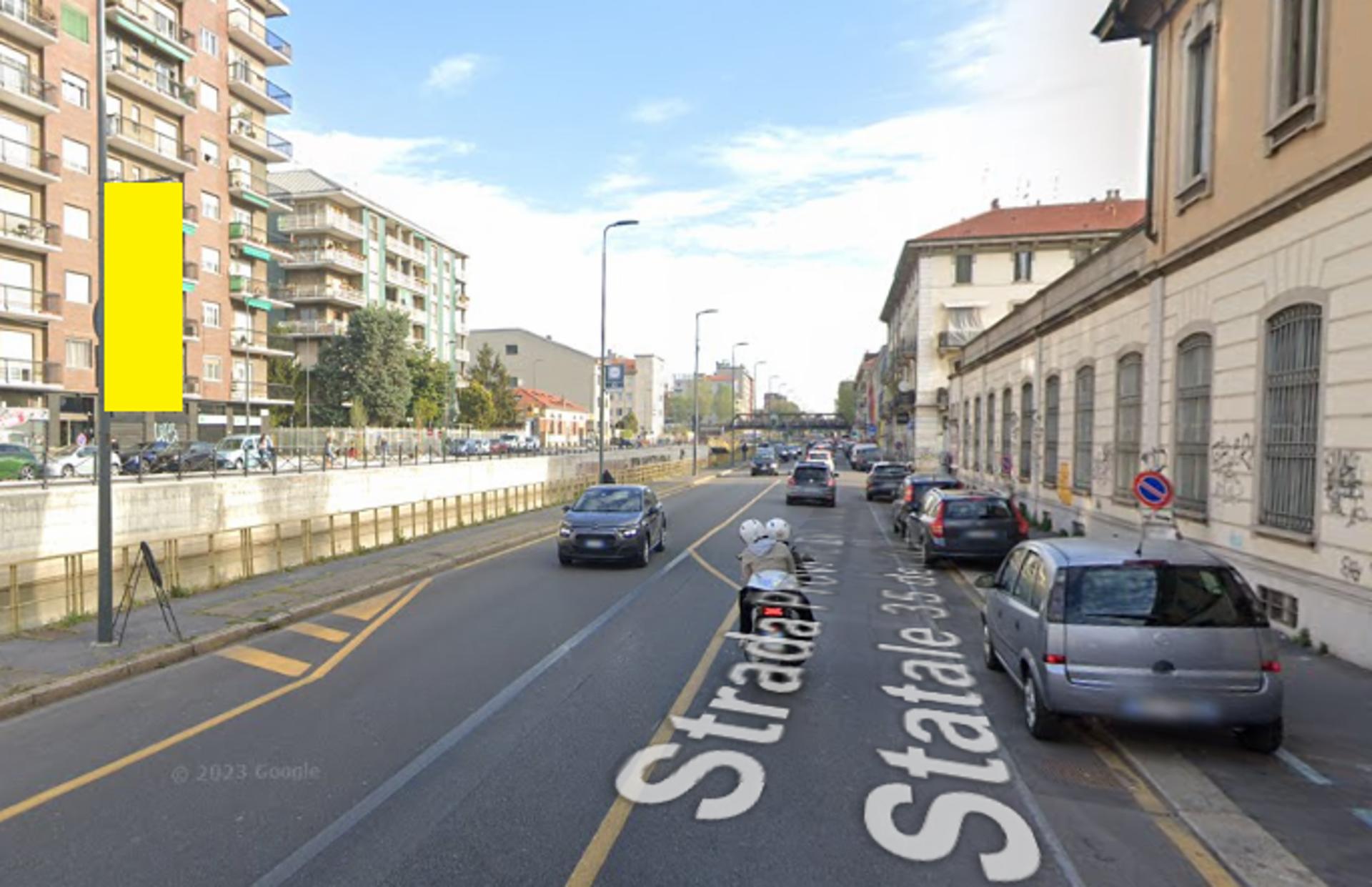 Impianto VERTICAL BANNER a Milano, in zona Llama Maki