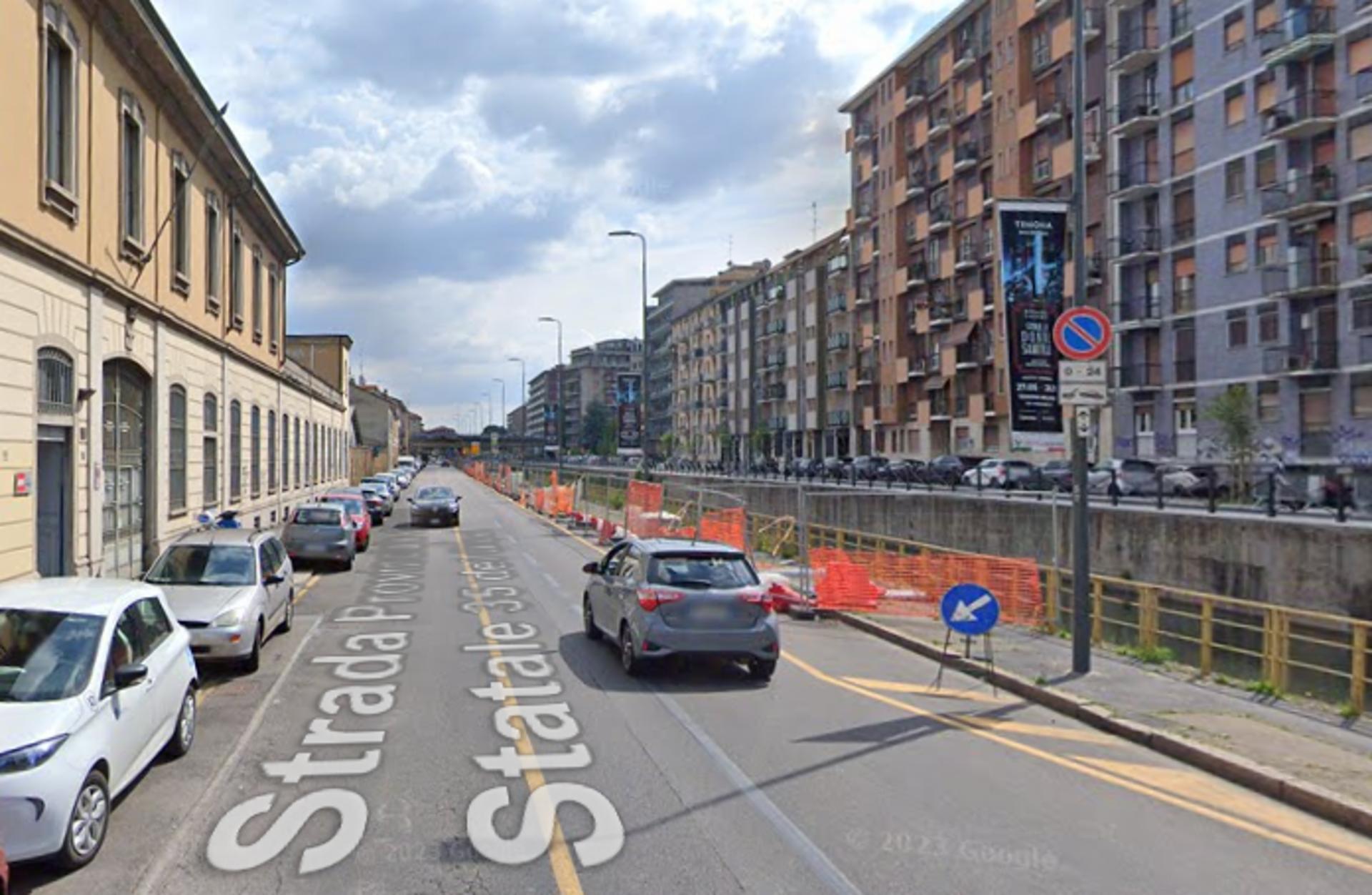 Impianto VERTICAL BANNER a Milano, in zona Llama Maki