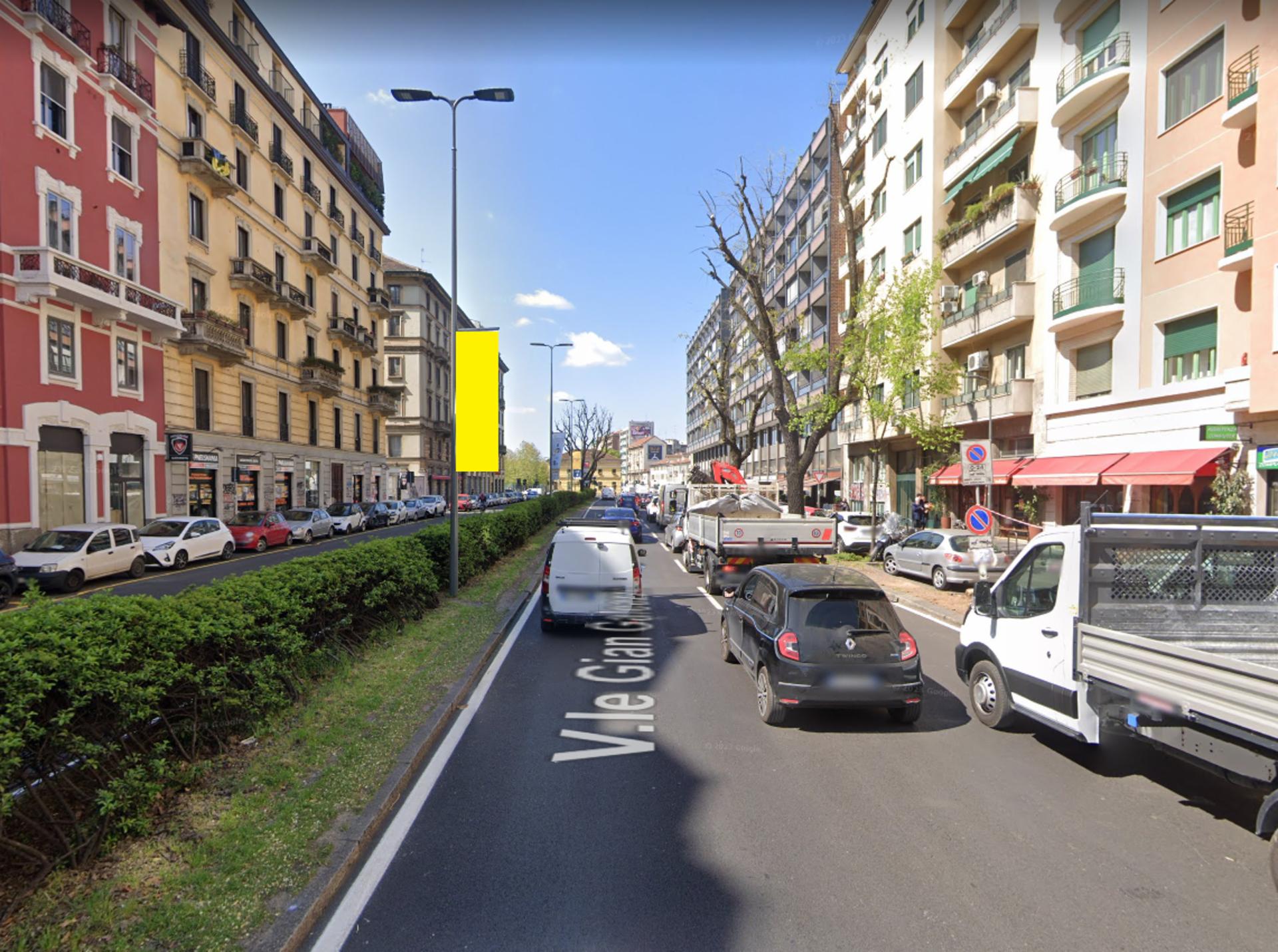 Impianto VERTICAL BANNER a Milano, in zona Spesa Veloce