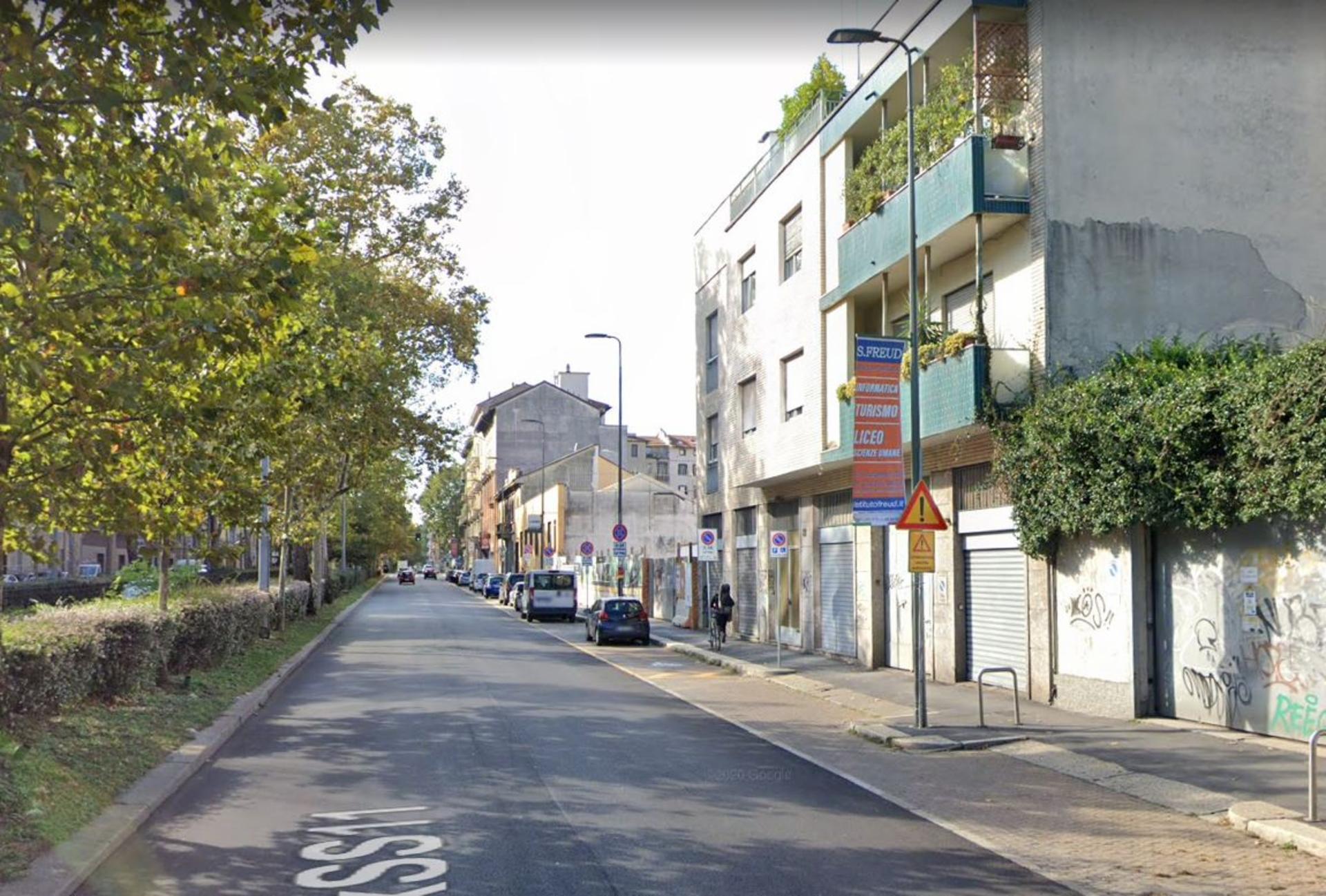 Impianto VERTICAL BANNER a Milano, in zona Shabu