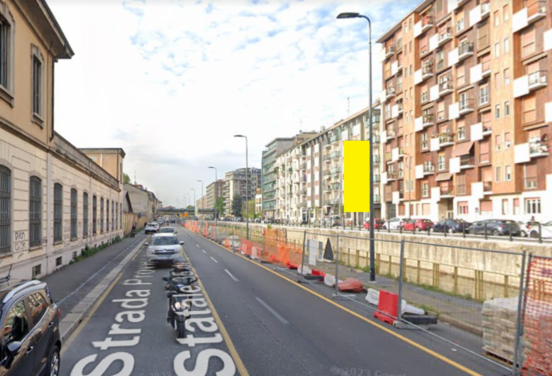 Impianto VERTICAL BANNER a Milano, in zona Llama Maki