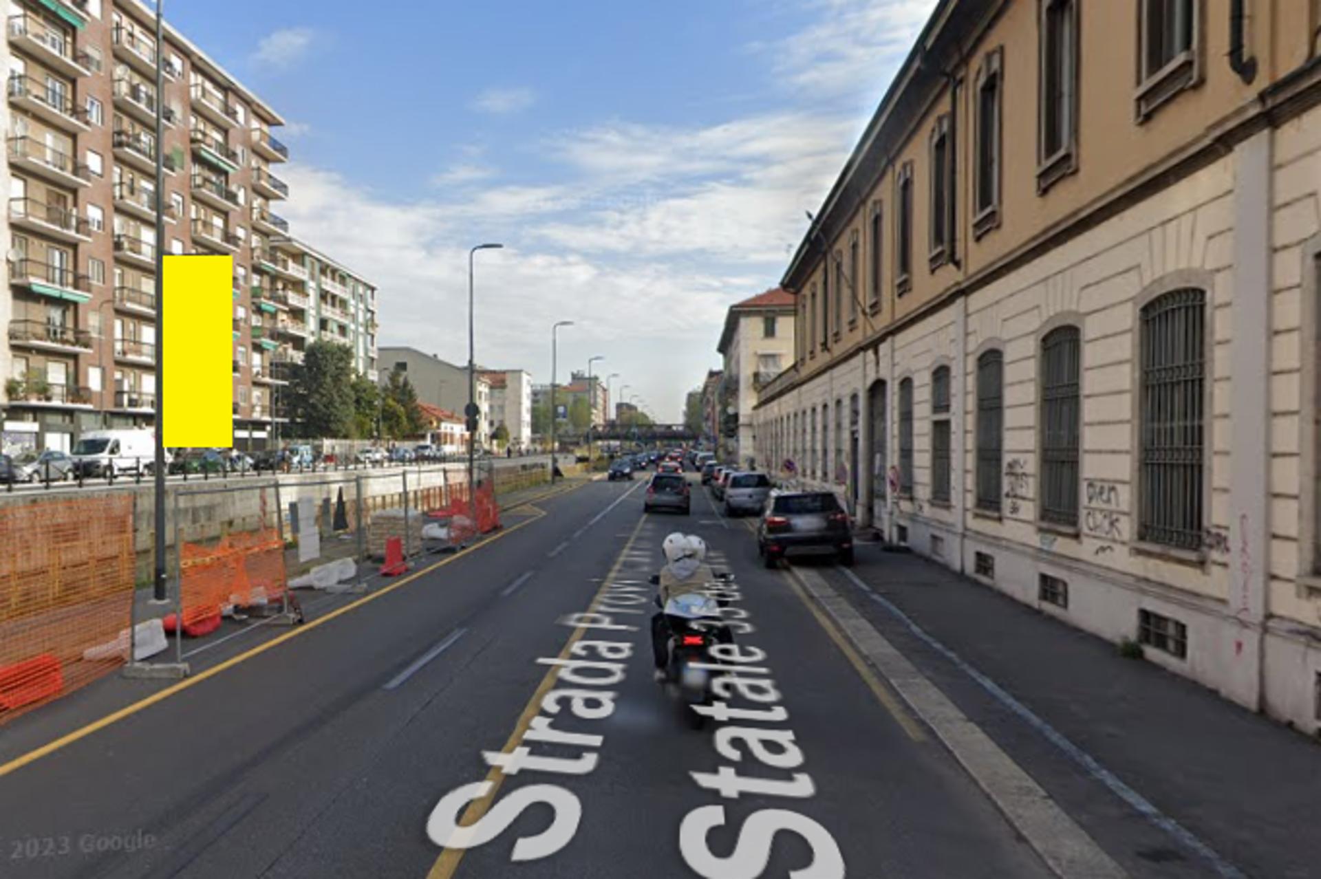 Impianto VERTICAL BANNER a Milano, in zona Llama Maki
