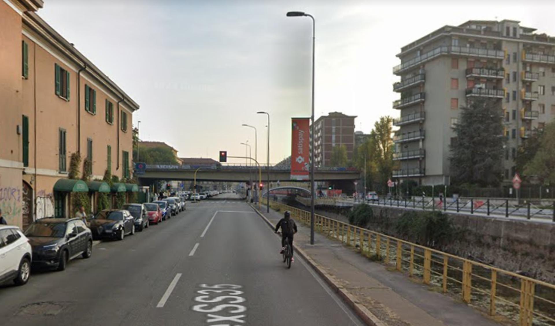 Impianto VERTICAL BANNER a Milano, in zona Antica Osteria del Mare