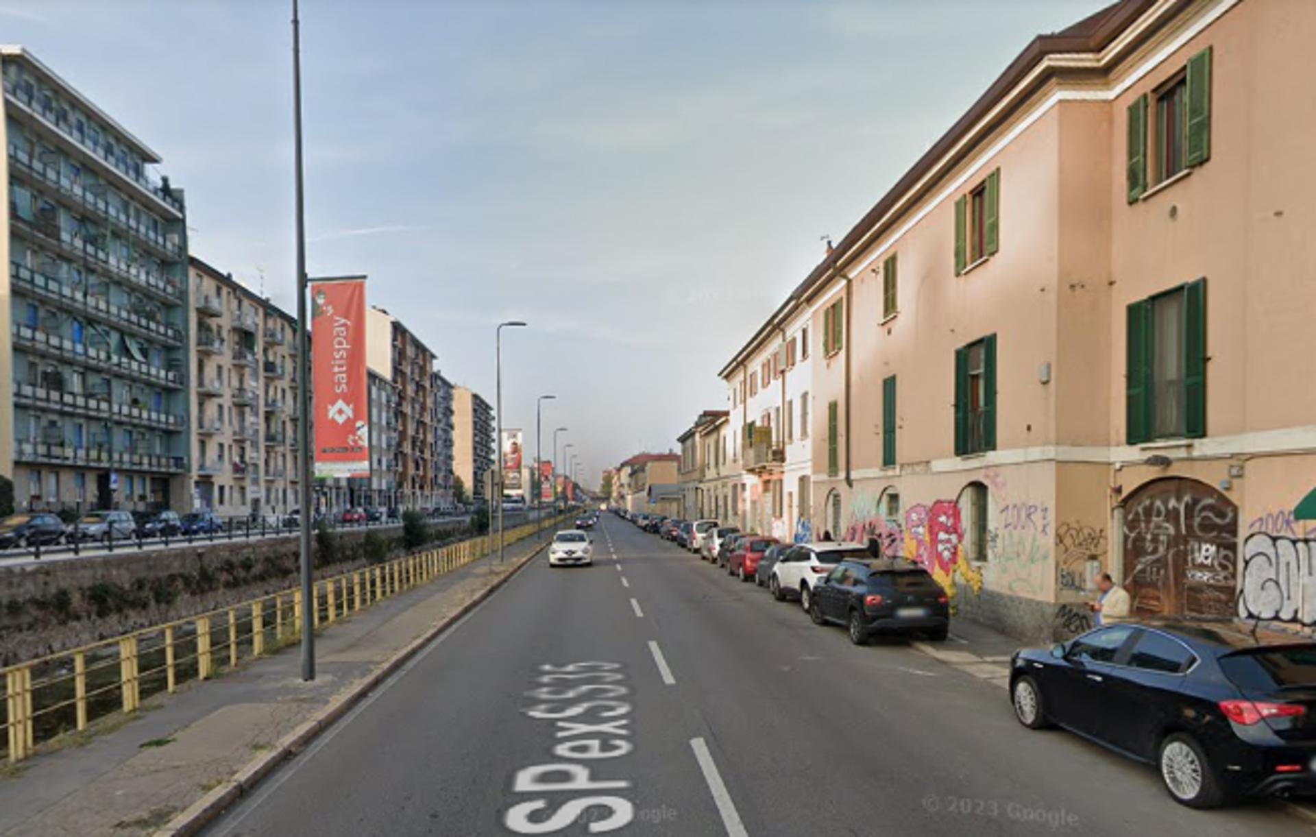 Impianto VERTICAL BANNER a Milano, in zona Antica Osteria del Mare