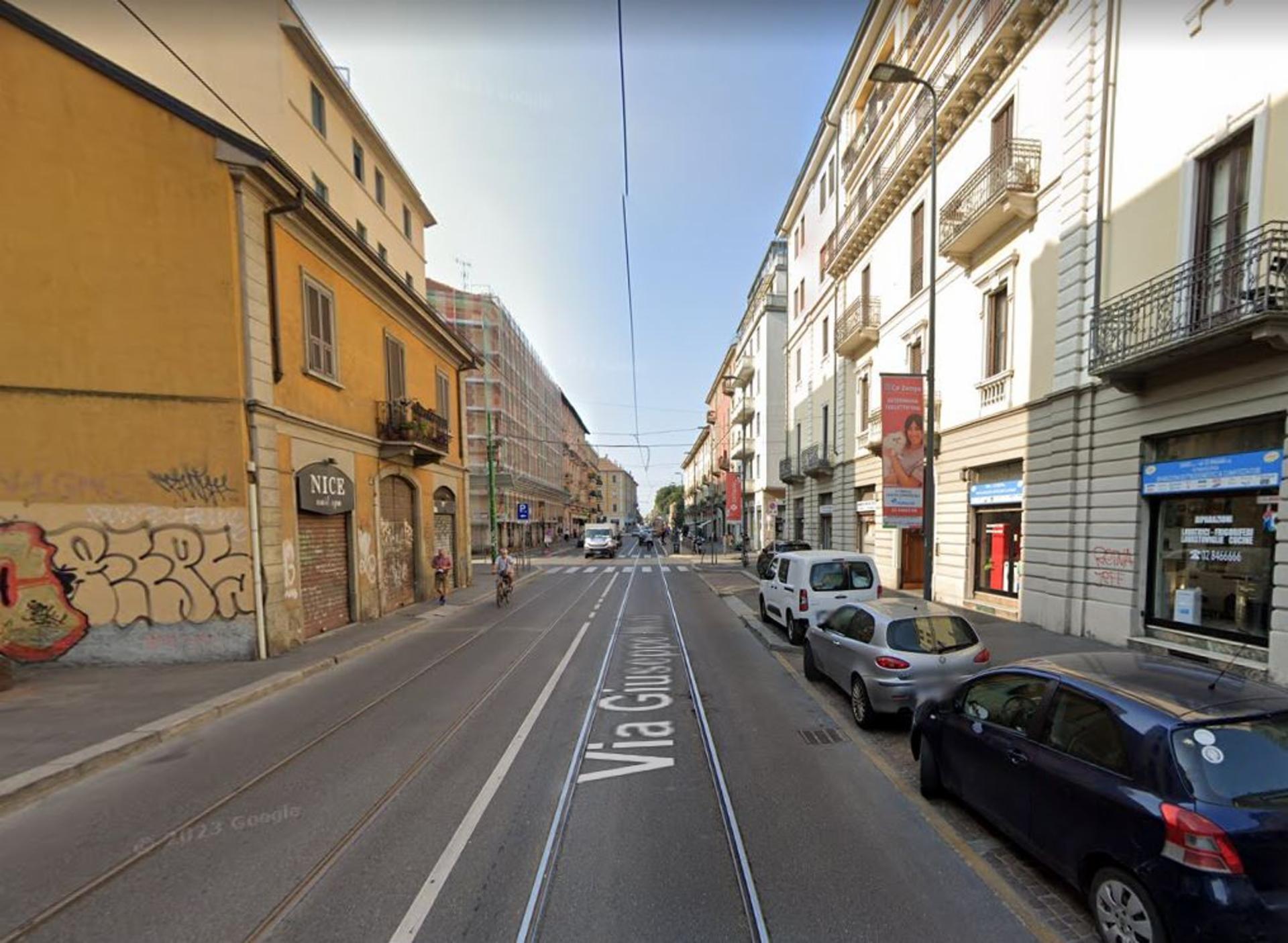 Impianto VERTICAL BANNER a Milano, in zona Turkish Kebab Pizza Grill