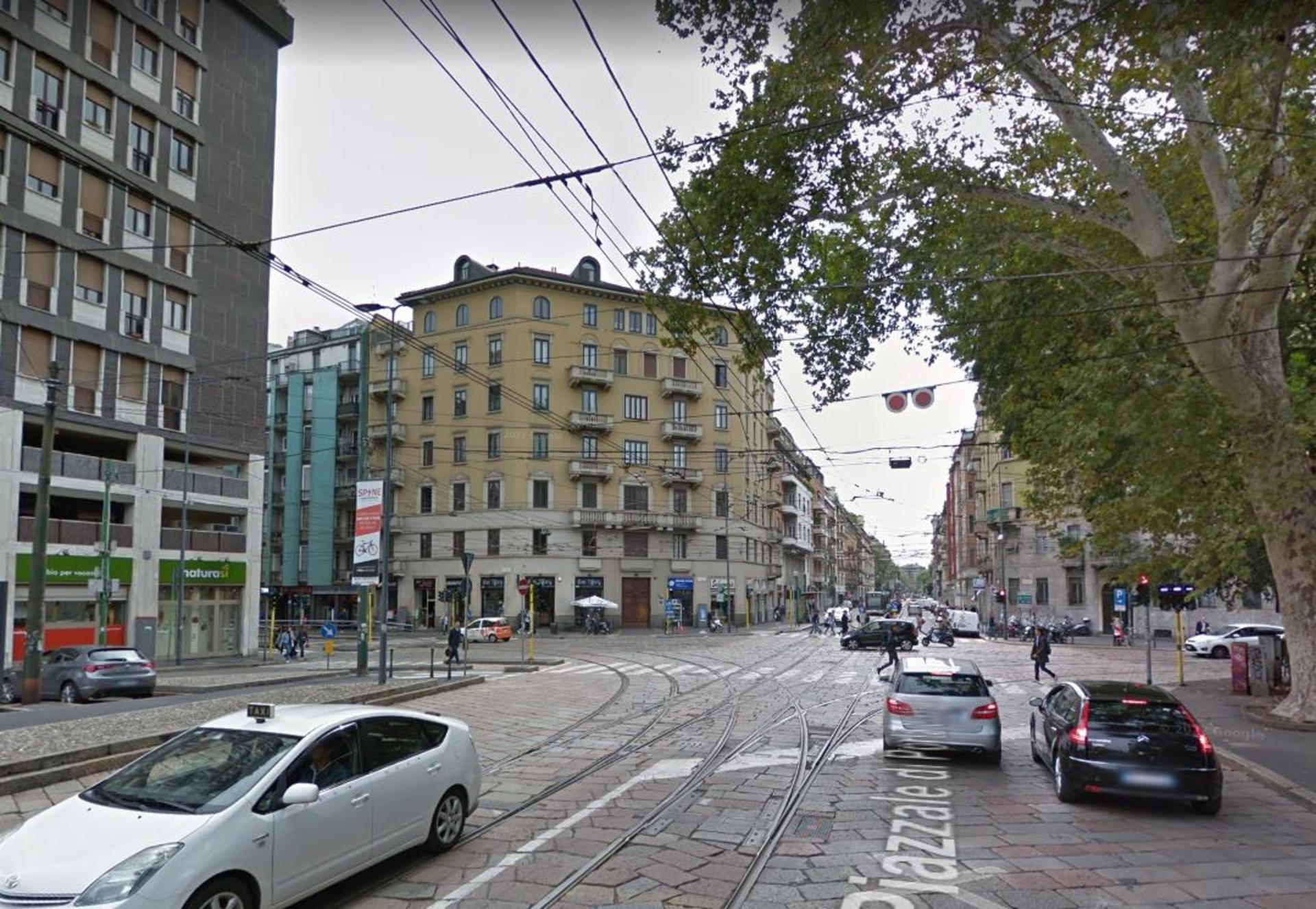Impianto VERTICAL BANNER a Milano, in zona Bar Tiffany