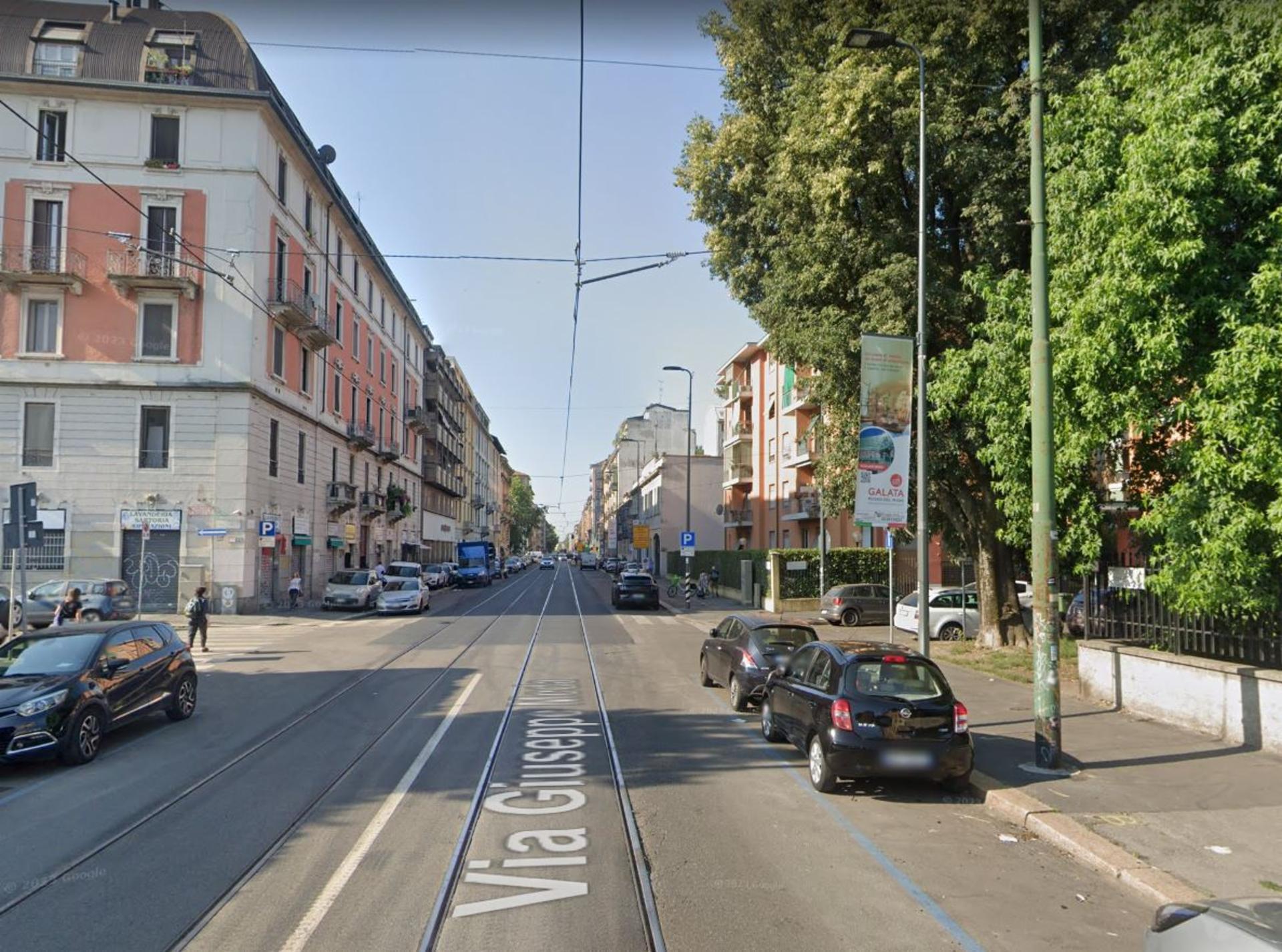 Impianto VERTICAL BANNER a Milano, in zona Parrucchiere il Maestro