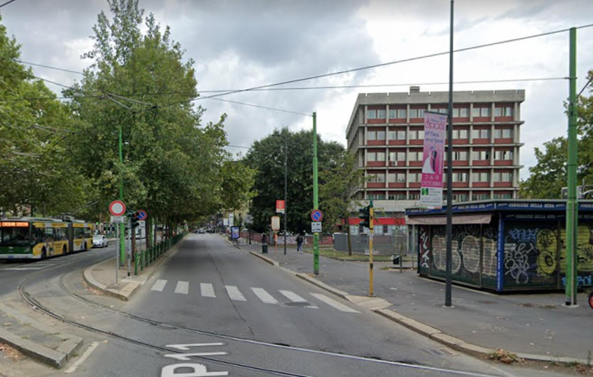 Impianto VERTICAL BANNER a Milano, in zona Da Luigi e Anna