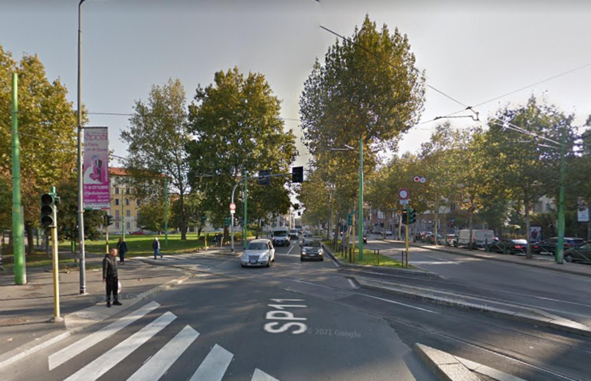 Impianto VERTICAL BANNER a Milano, in zona Da Luigi e Anna