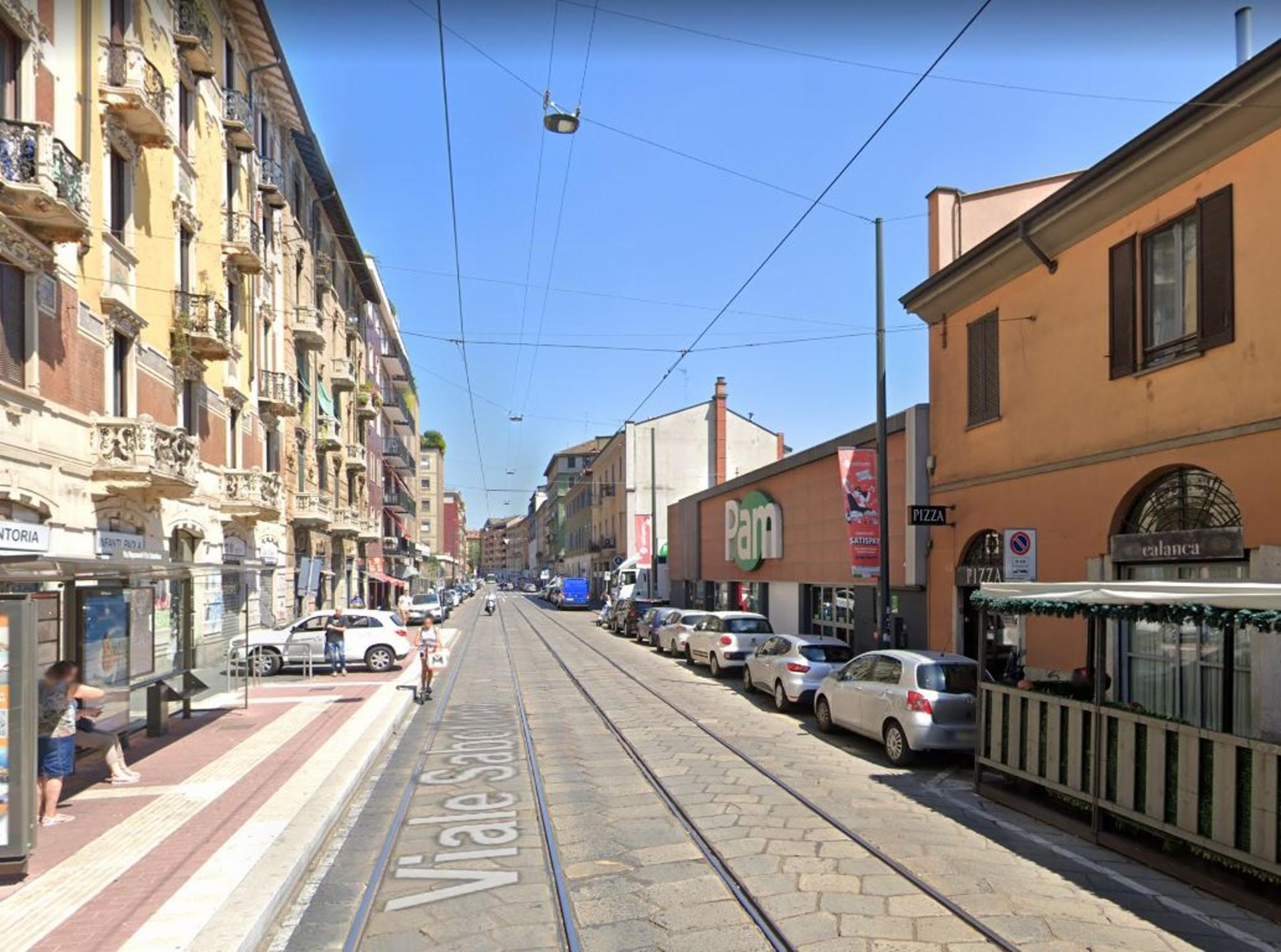 Impianto VERTICAL BANNER a Milano, in zona Pam