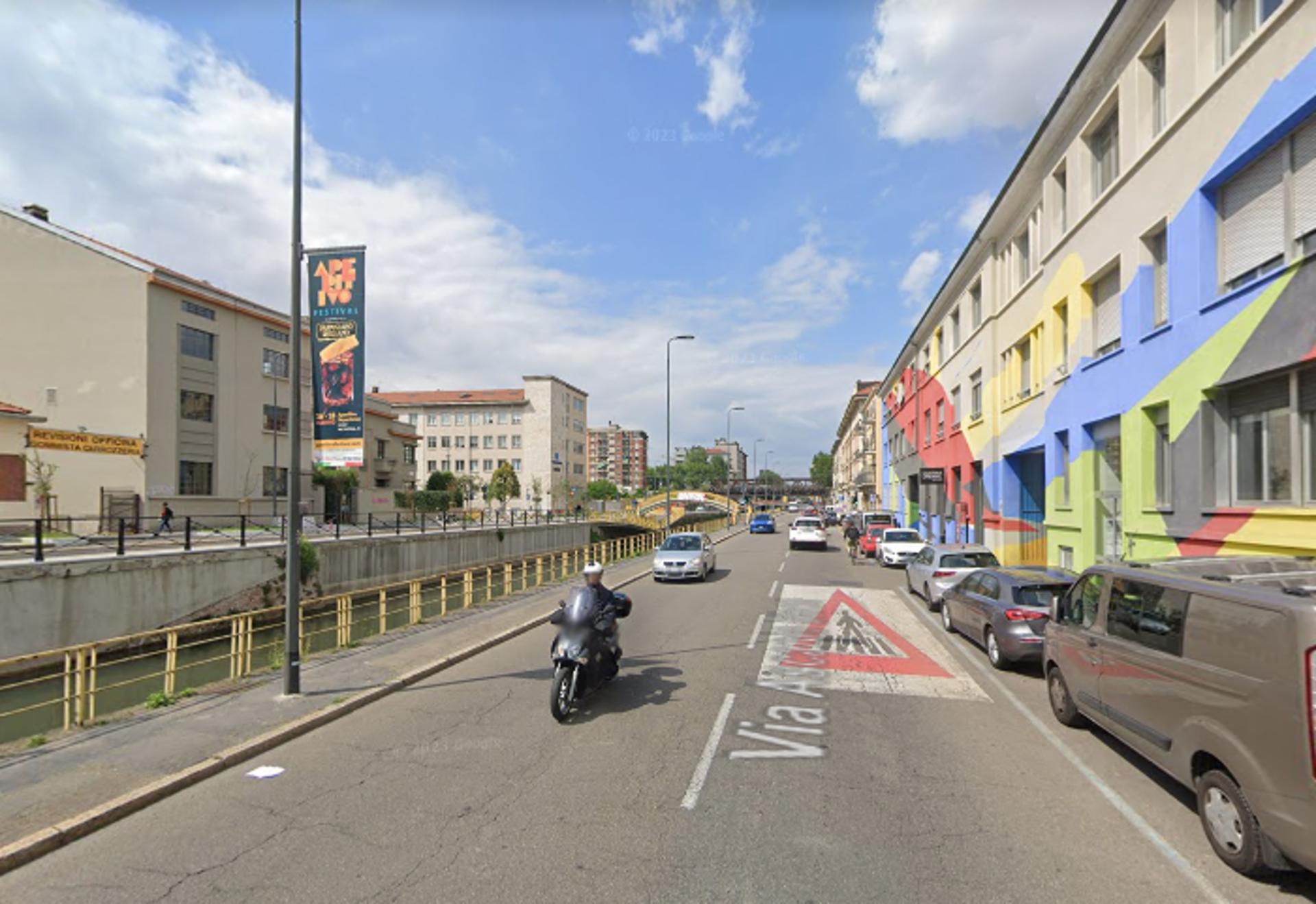 Impianto VERTICAL BANNER a Milano, in zona Il Palato