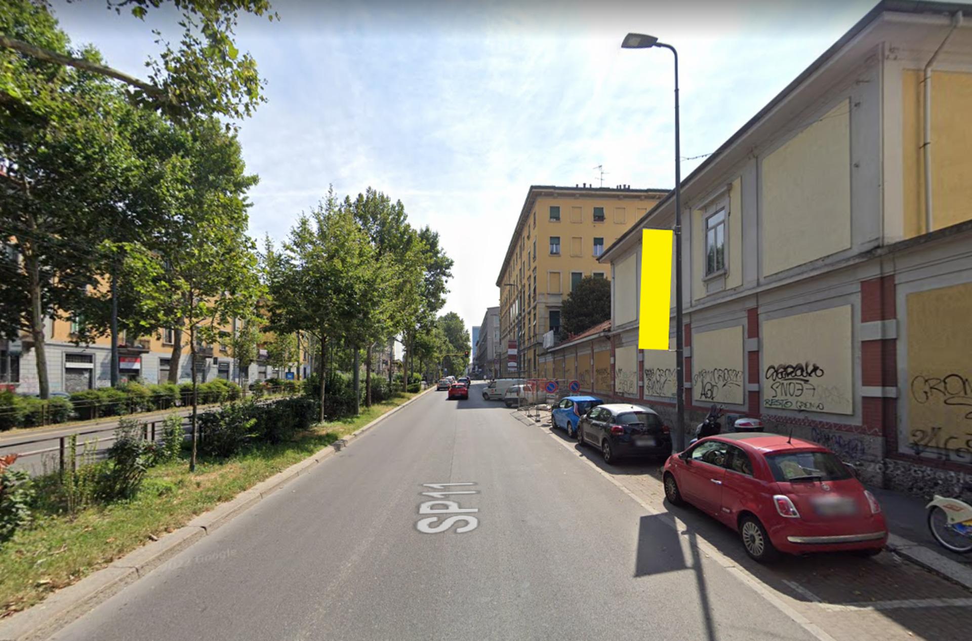 Impianto VERTICAL BANNER a Milano, in zona Fumetteria