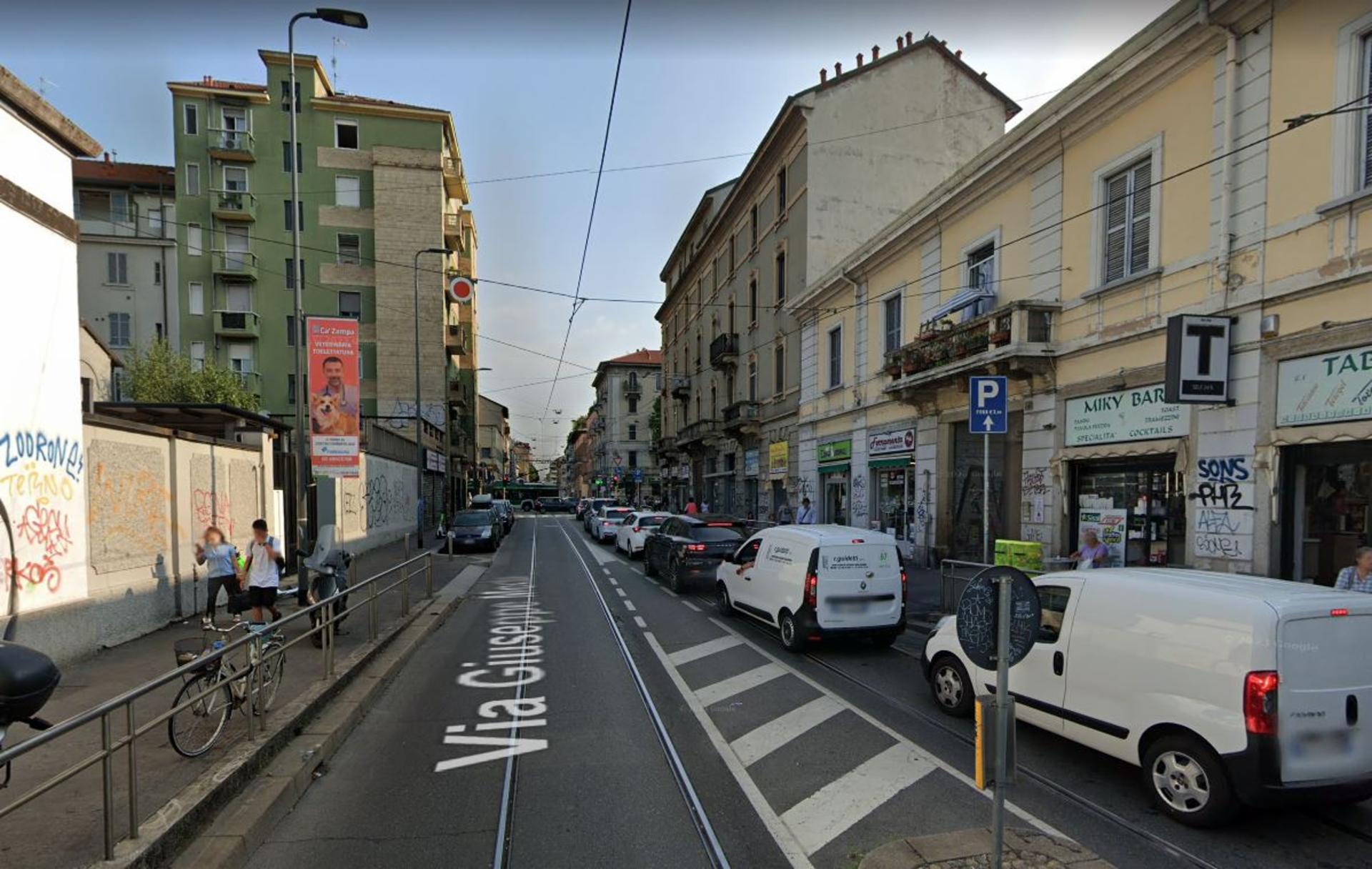 Impianto VERTICAL BANNER a Milano, in zona Niky Bar