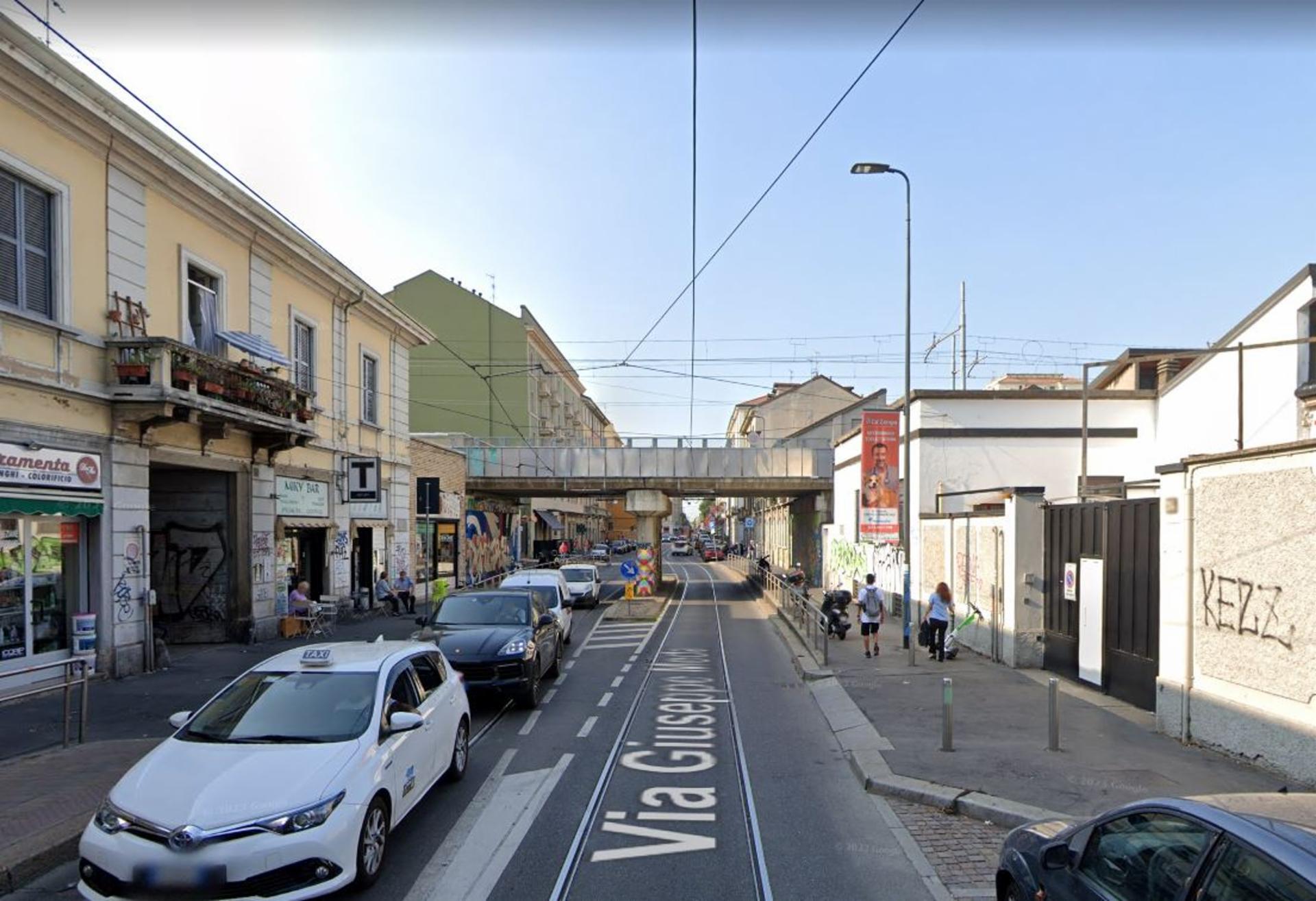 Impianto VERTICAL BANNER a Milano, in zona Niky Bar