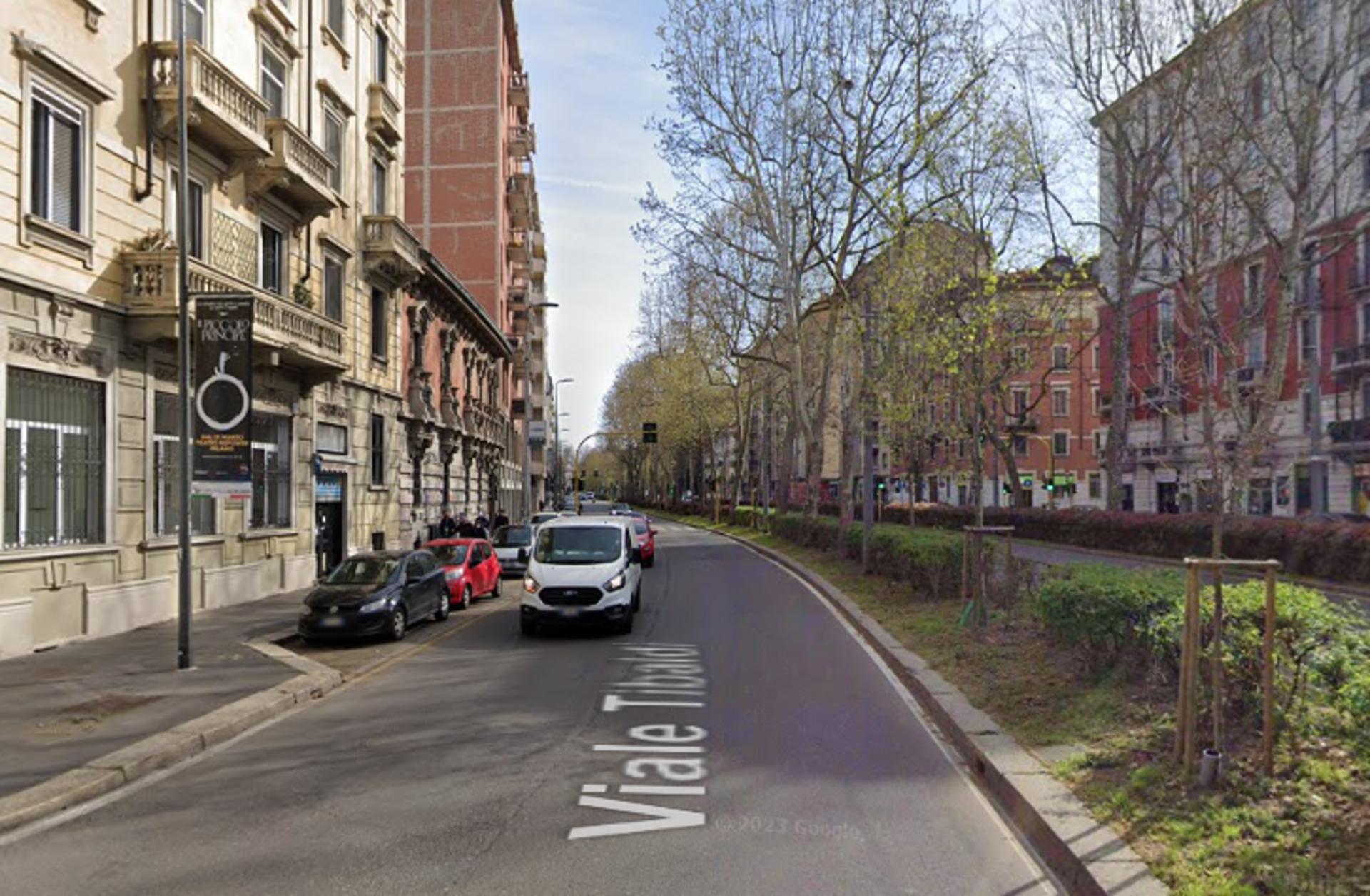Impianto VERTICAL BANNER a Milano, in zona Sole d'oriente