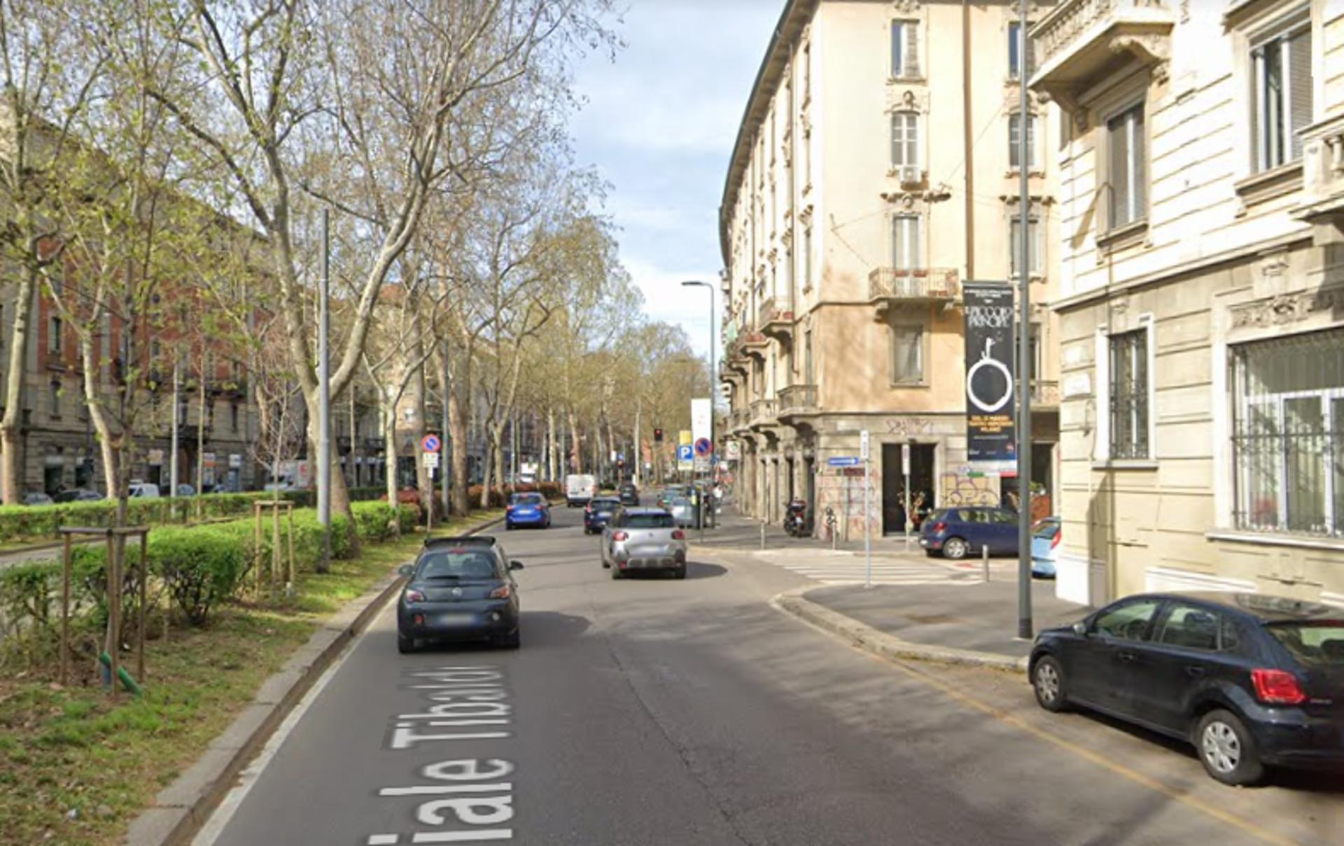 Impianto VERTICAL BANNER a Milano, in zona Sole d'oriente