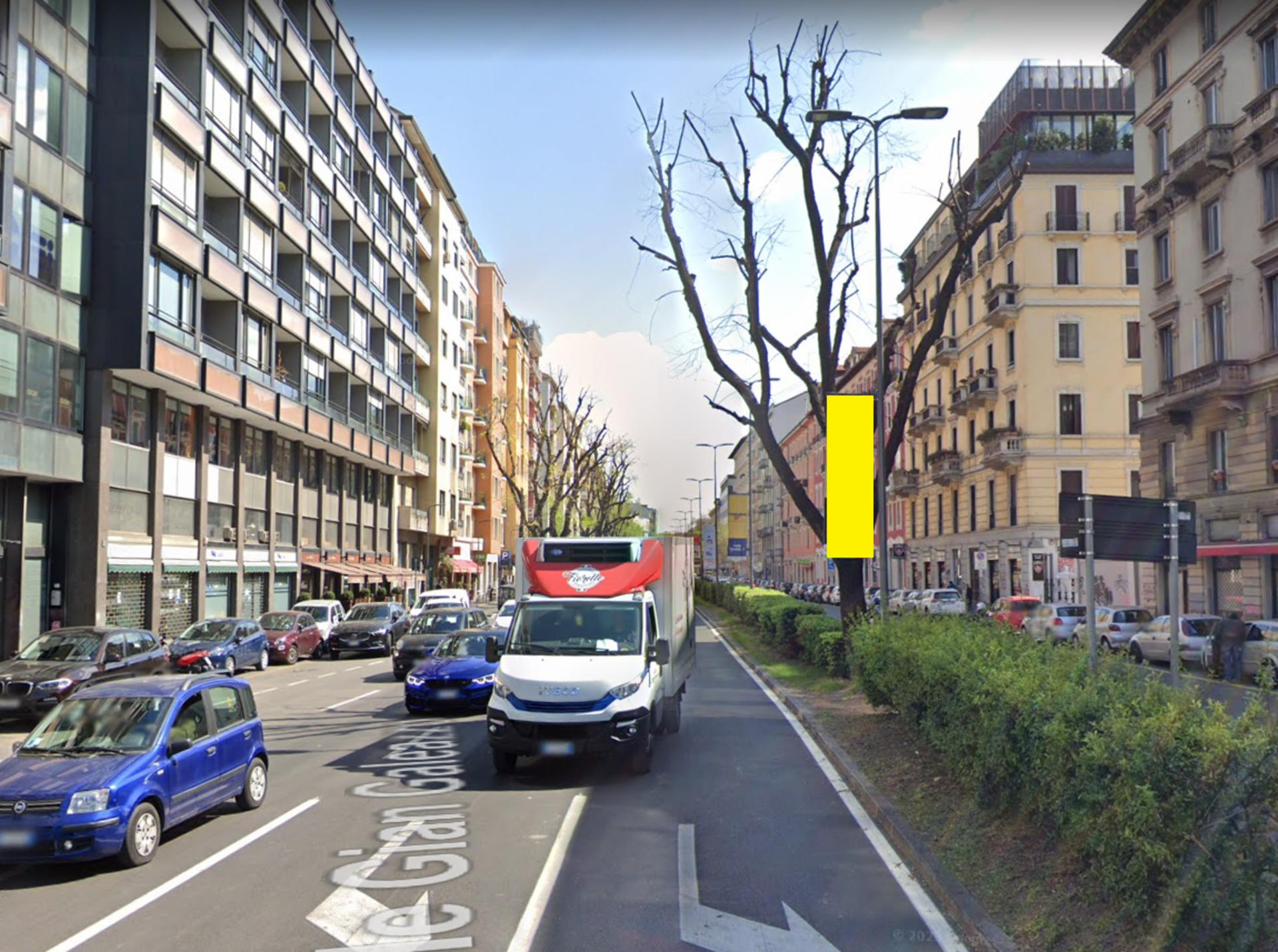 Impianto VERTICAL BANNER a Milano, in zona Famiglia Minimarket