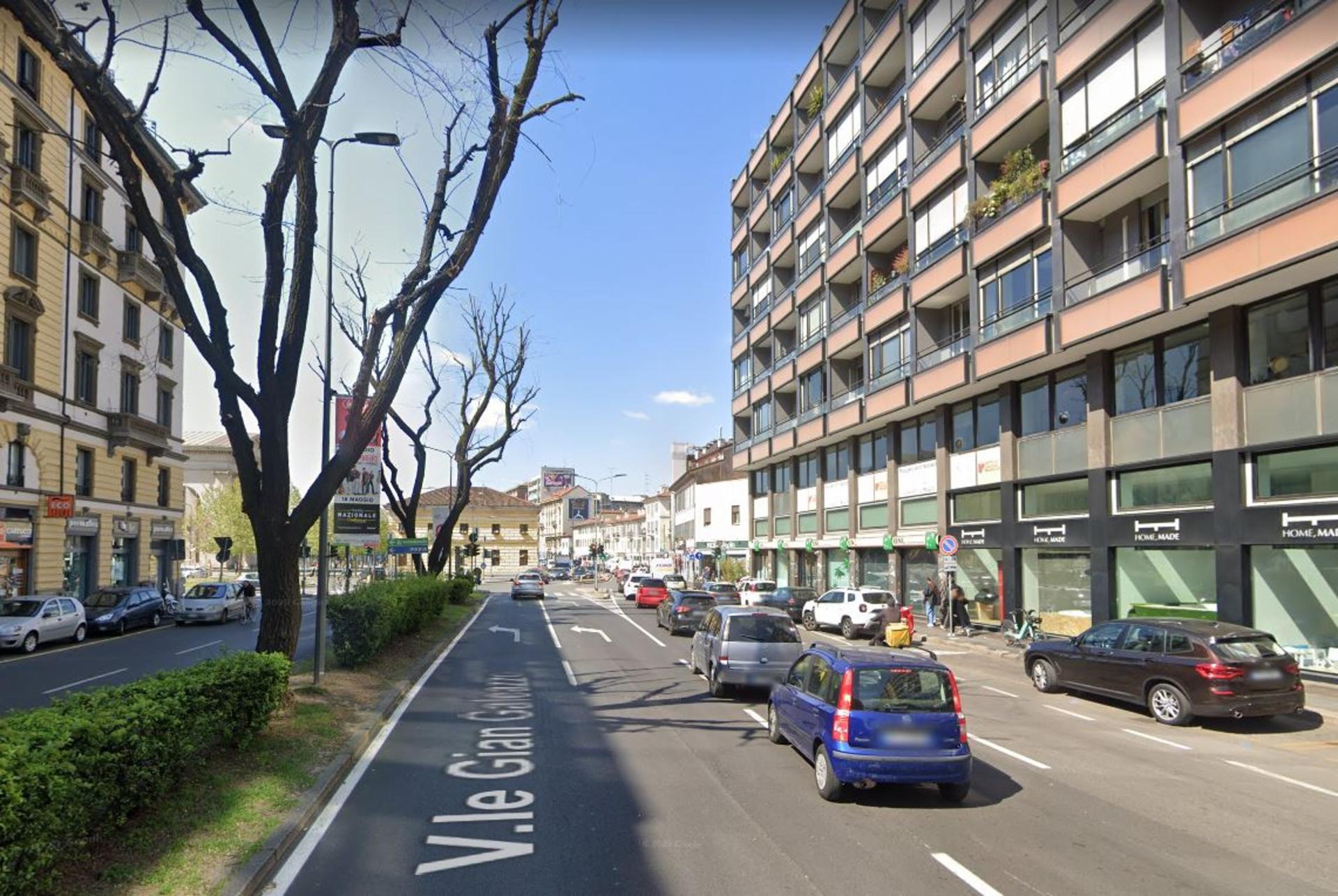 Impianto VERTICAL BANNER a Milano, in zona Famiglia Minimarket