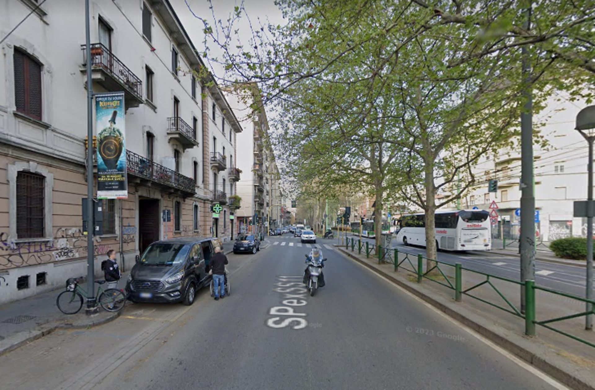 Impianto VERTICAL BANNER a Milano, in zona Da Luigi e Anna