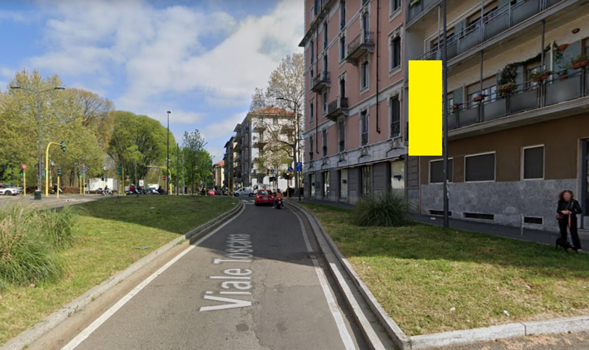 Impianto VERTICAL BANNER a Milano, in zona Line Work
