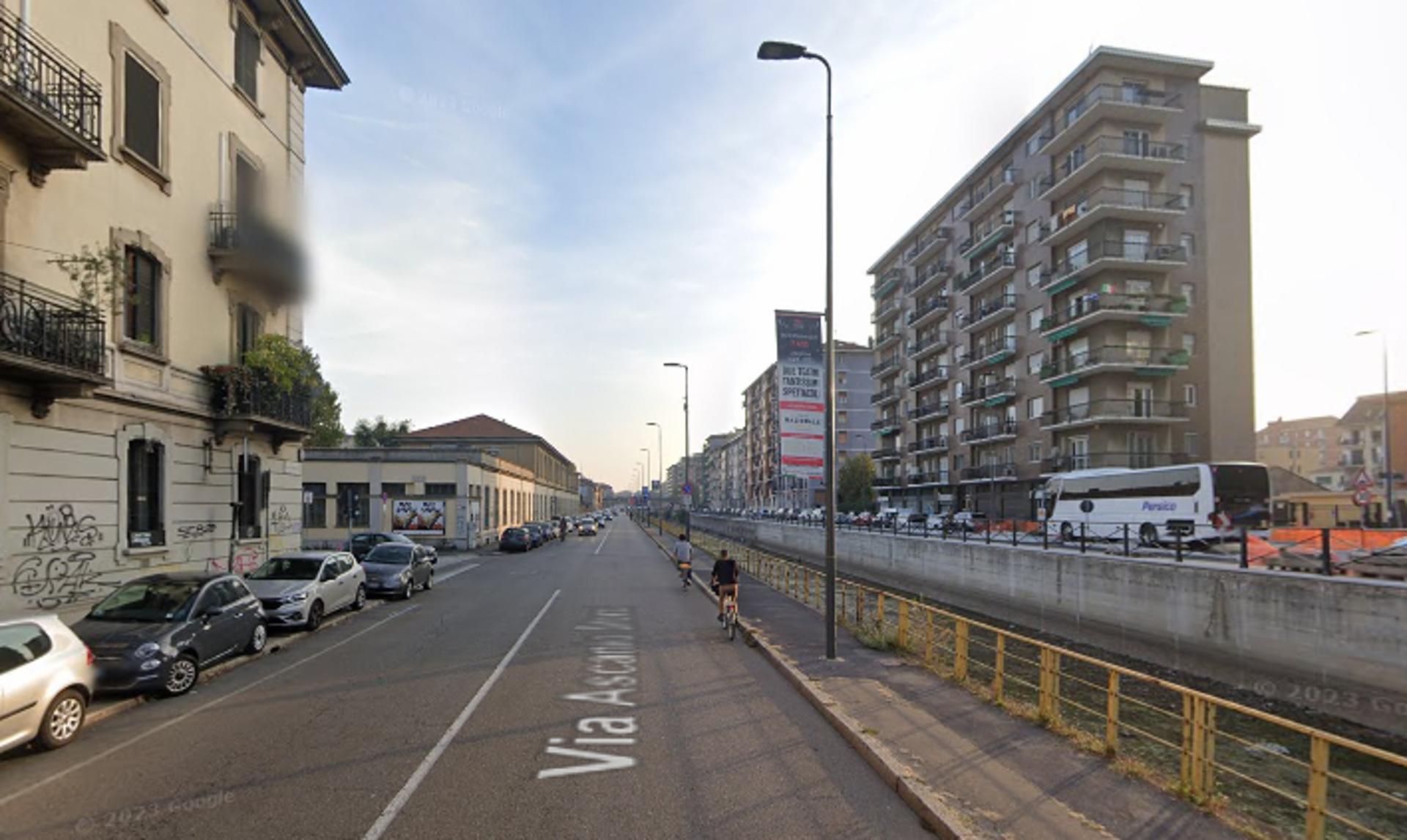 Impianto VERTICAL BANNER a Milano, in zona Il Palato