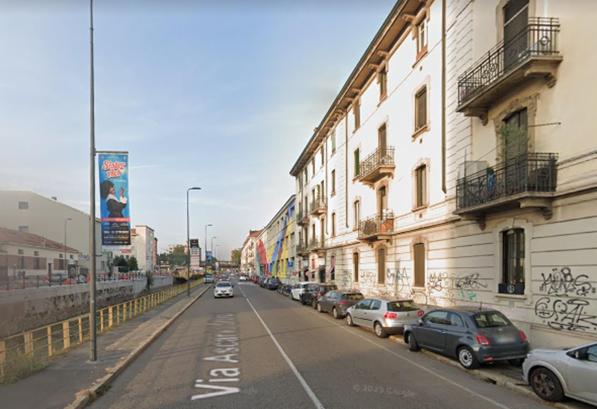 Impianto VERTICAL BANNER a Milano, in zona Il Palato