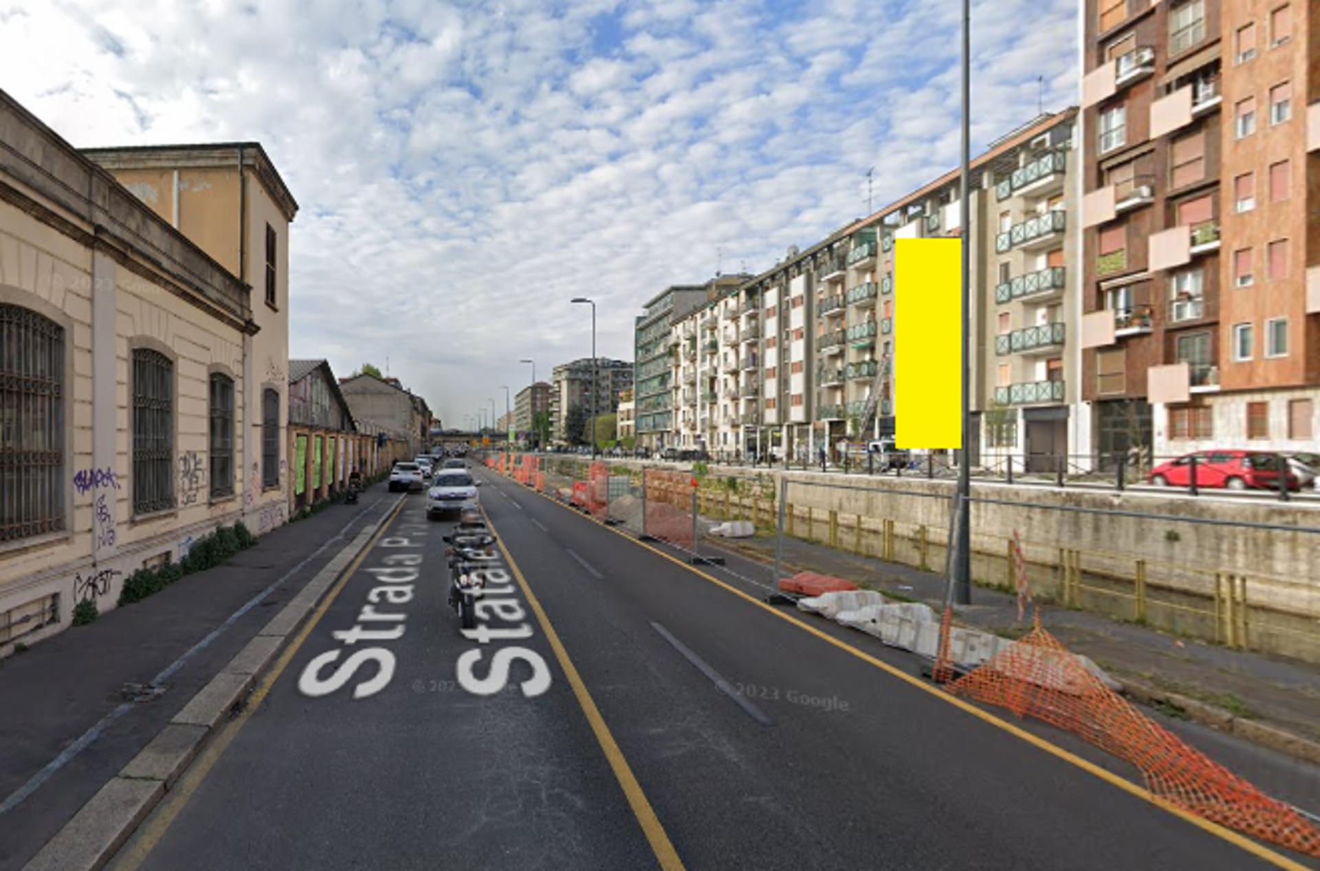 Impianto VERTICAL BANNER a Milano, in zona Antica Osteria del Mare