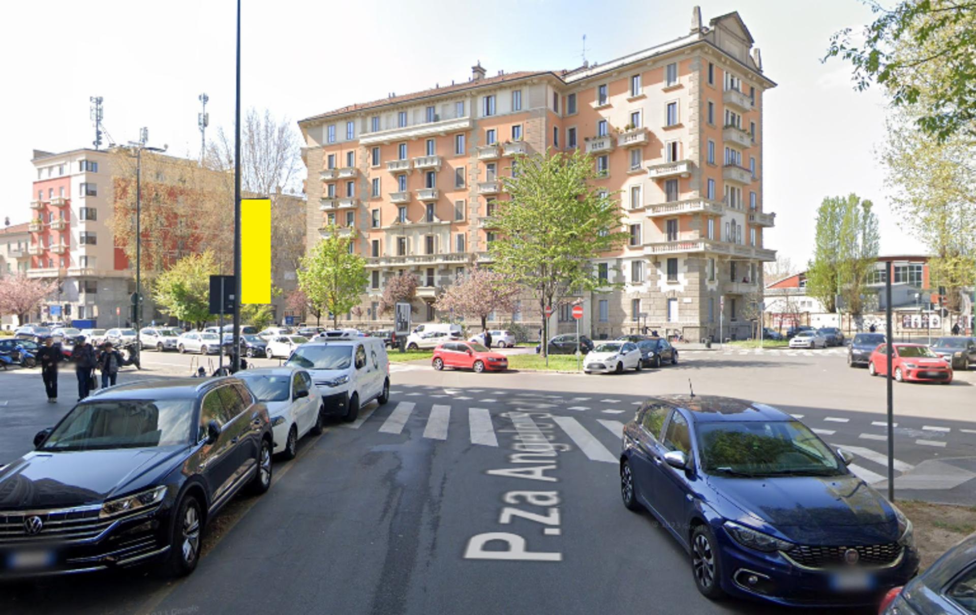Impianto VERTICAL BANNER a Milano, in zona CiccioMatto1