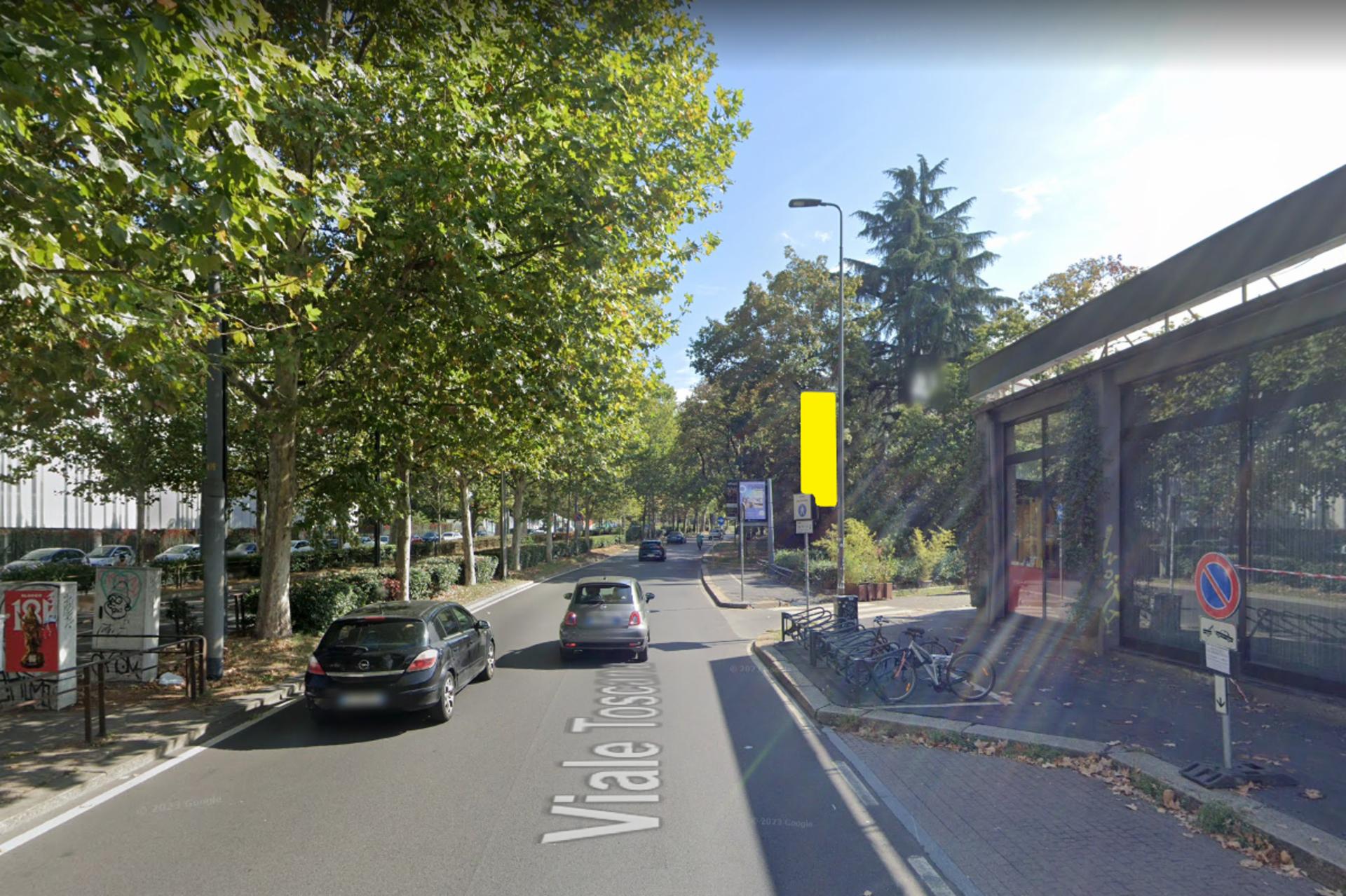 Impianto VERTICAL BANNER a Milano, in zona Santeria Toscana 31