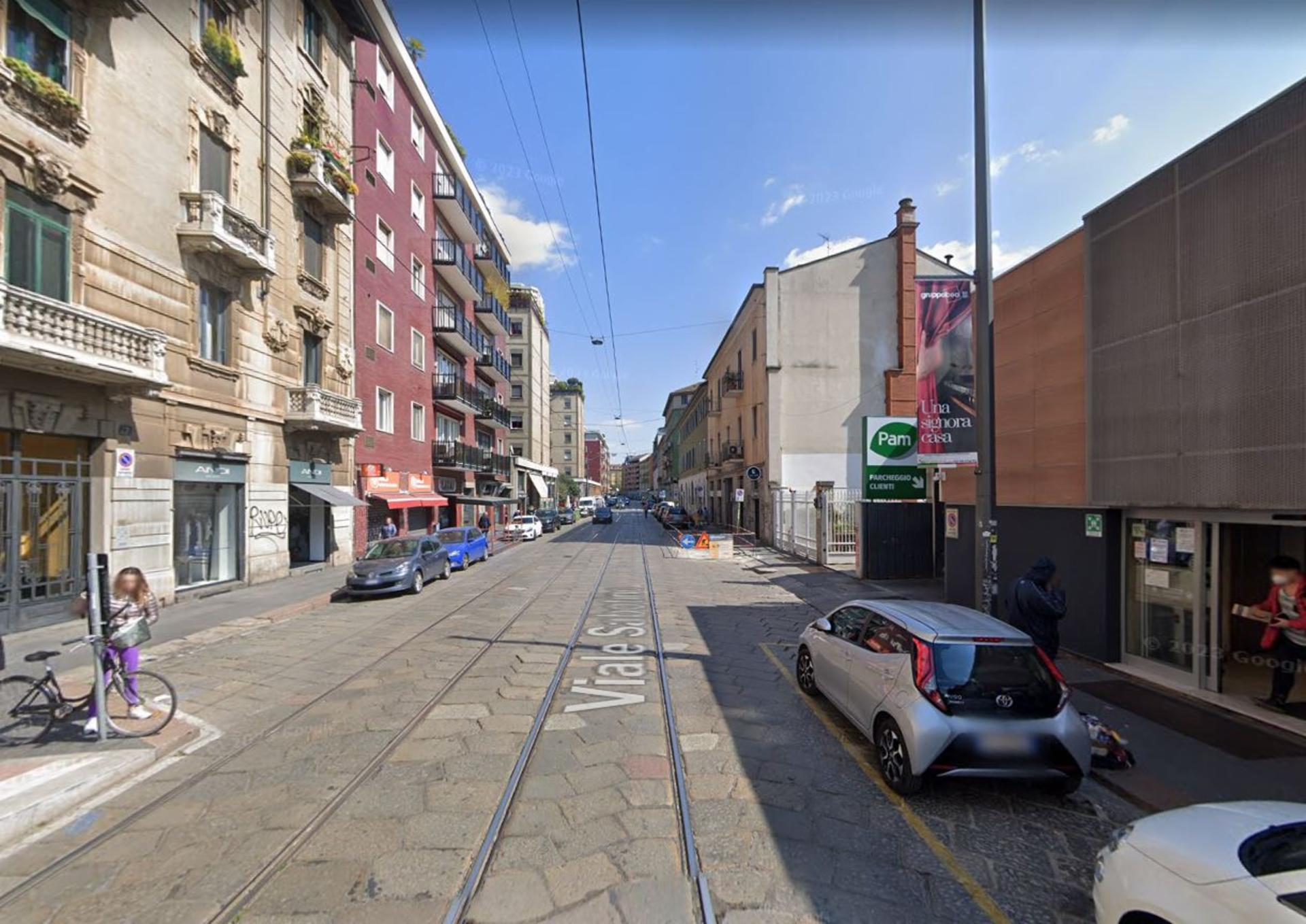 Impianto VERTICAL BANNER a Milano, in zona Pam