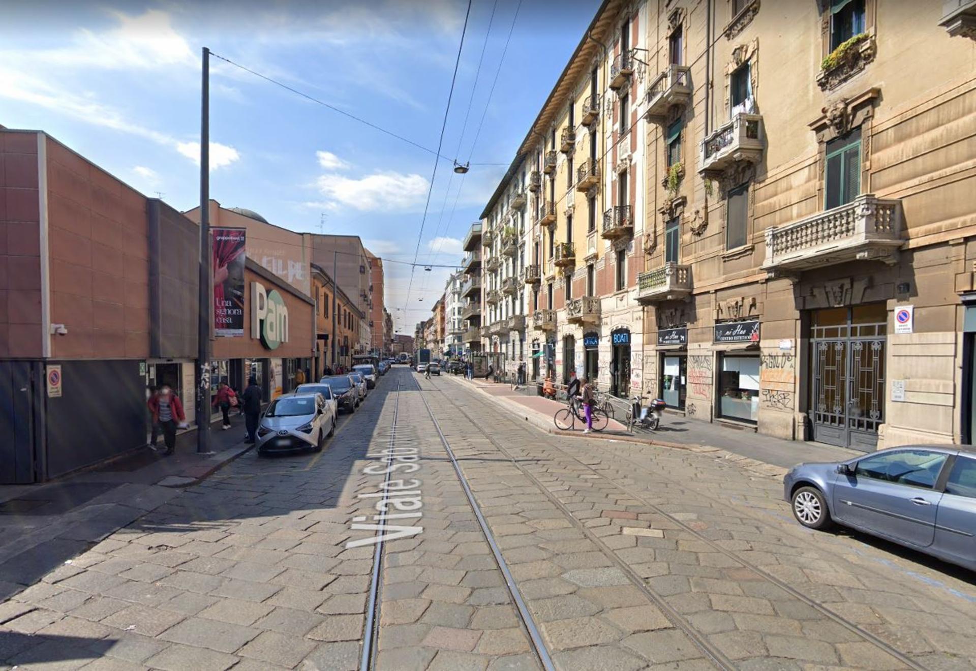 Impianto VERTICAL BANNER a Milano, in zona Pam