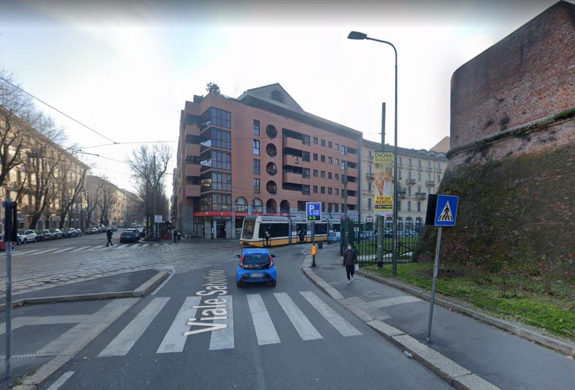 Impianto VERTICAL BANNER a Milano, in zona Alice pizza