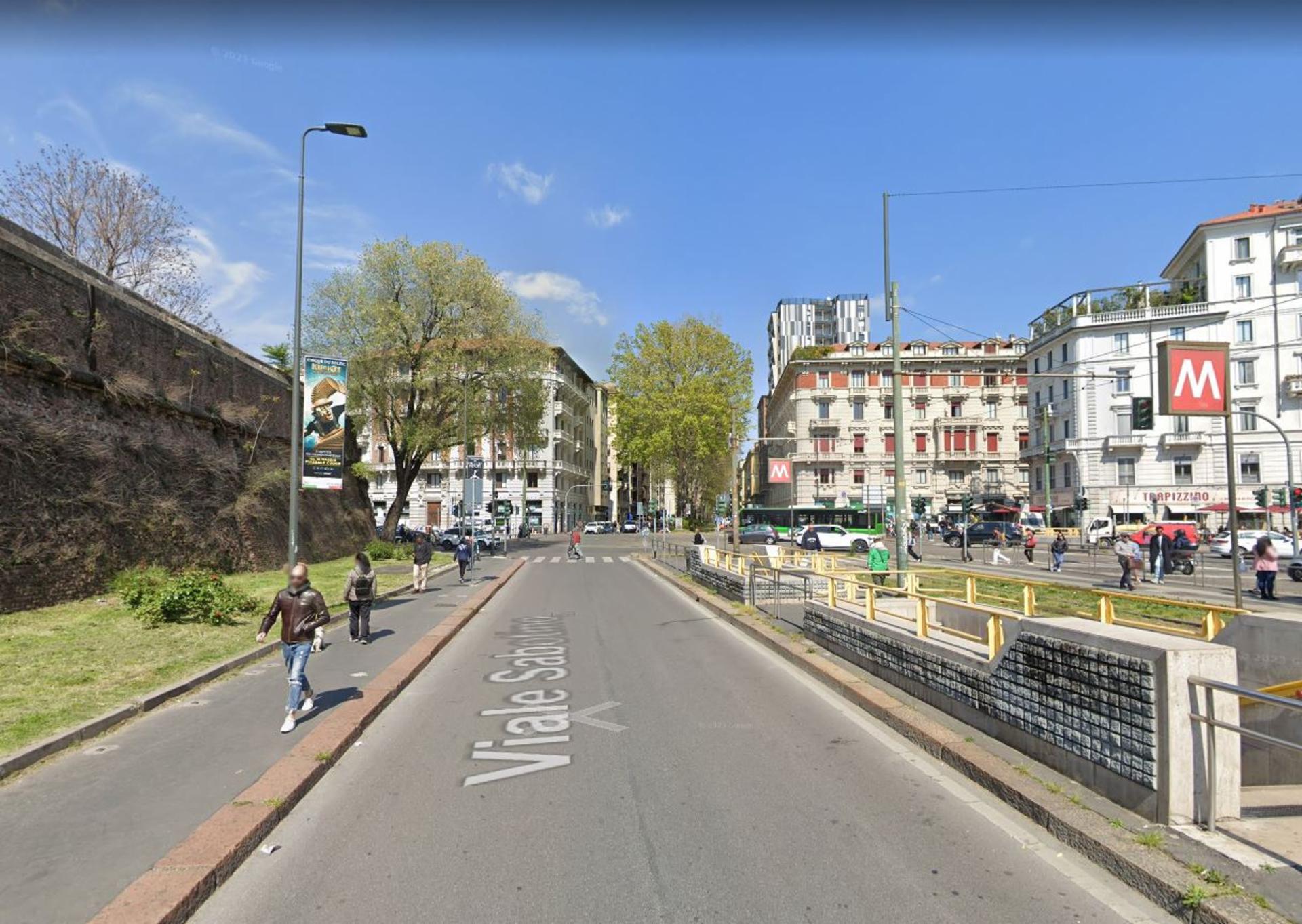 Impianto VERTICAL BANNER a Milano, in zona McDonald's