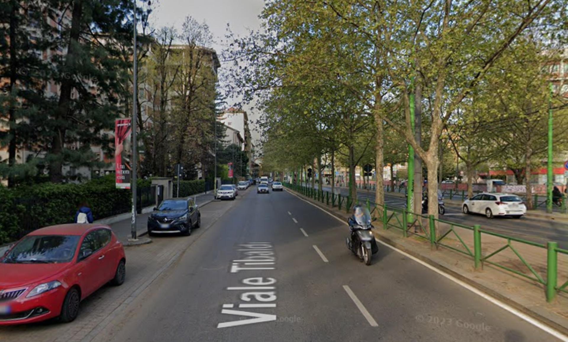 Impianto VERTICAL BANNER a Milano, in zona Da Luigi e Anna