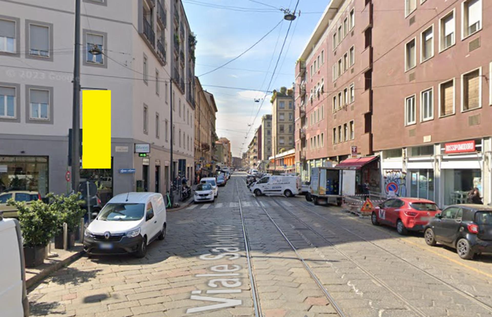 Impianto VERTICAL BANNER a Milano, in zona Refeel