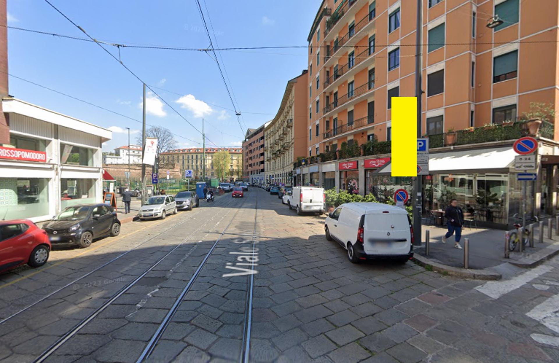 Impianto VERTICAL BANNER a Milano, in zona Refeel