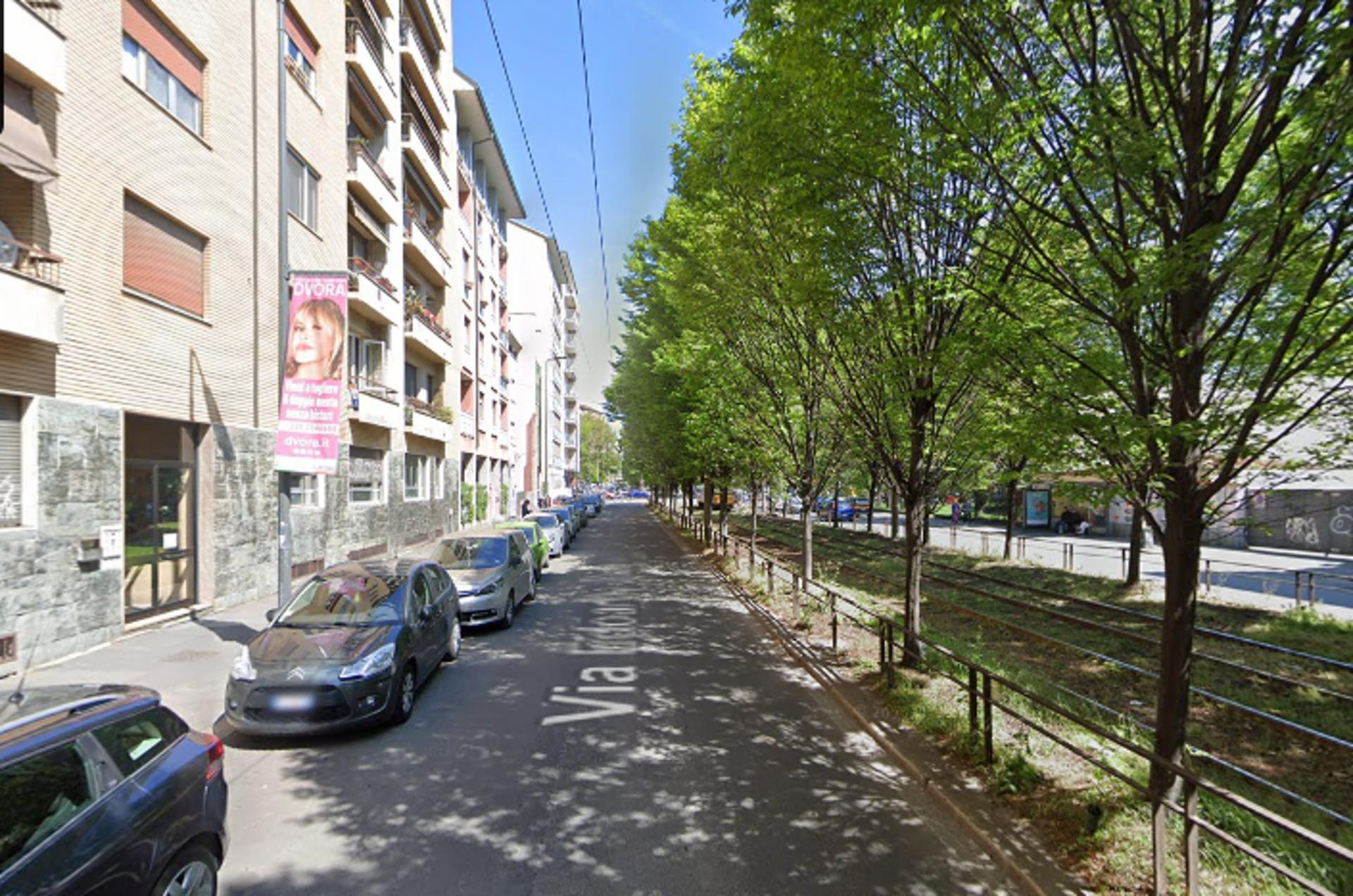 Impianto VERTICAL BANNER a Milano, in zona Il gabbiano
