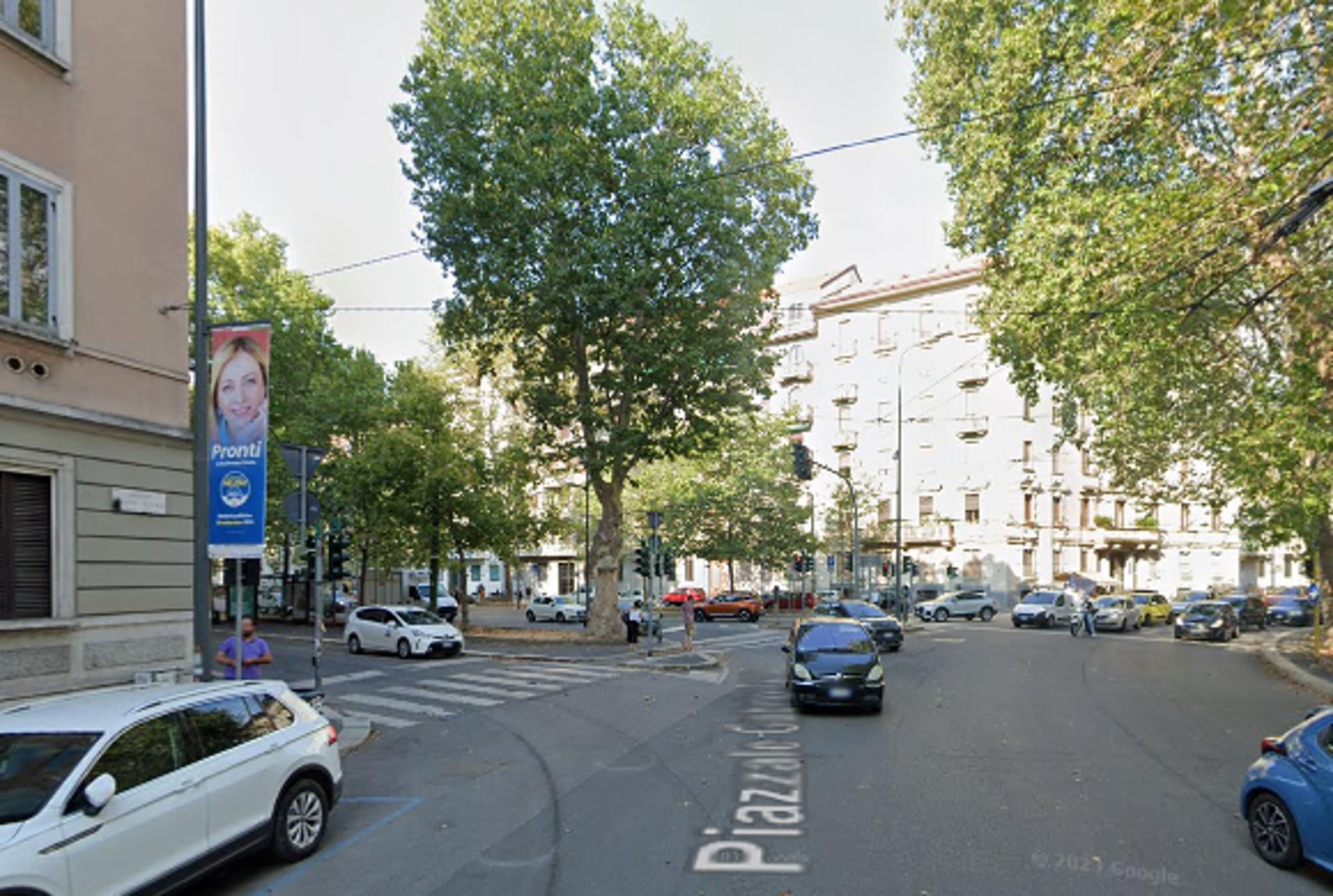 Impianto VERTICAL BANNER a Milano, in zona Beverly