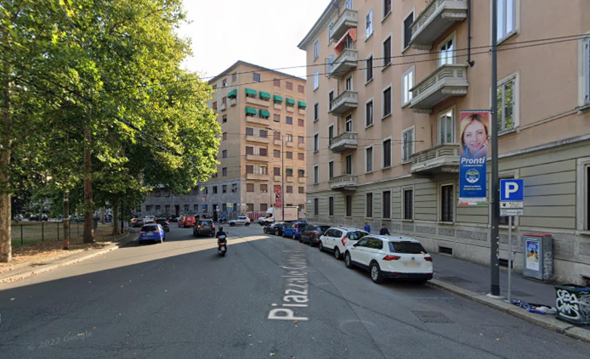 Impianto VERTICAL BANNER a Milano, in zona Beverly